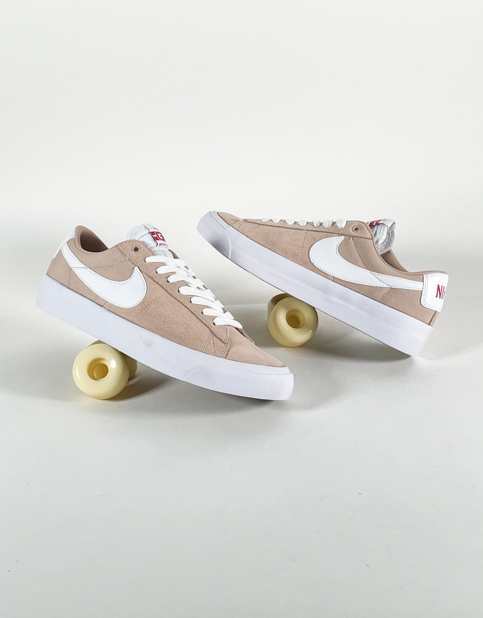 belangrijk krijgen Amerika NIKE SB ZOOM BLAZER LOW PRO GT BIO BEIGE/WHITE-GYM RED-WHIT - KINGSWELL