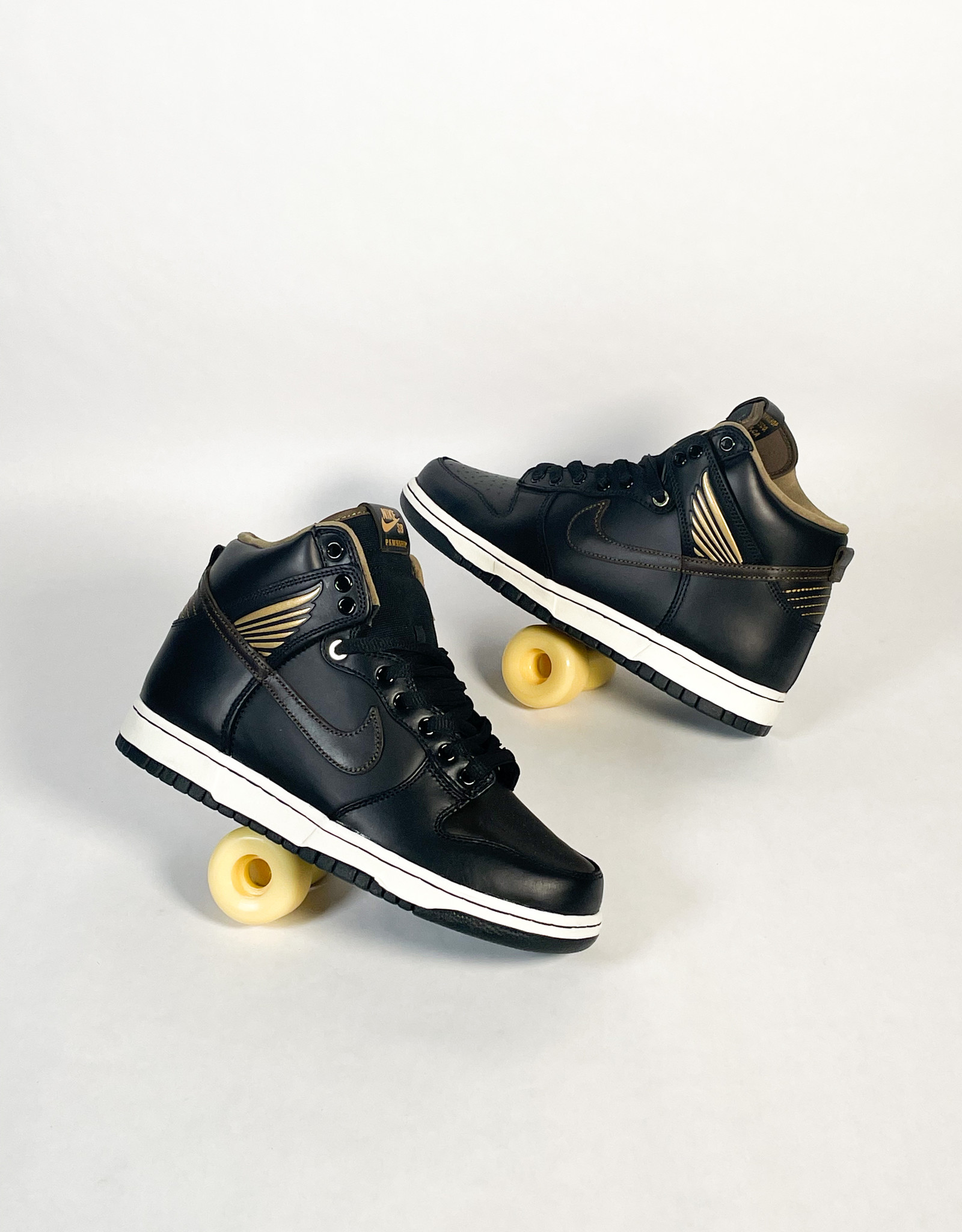 NIKE SB DUNK HIGH OG QS BLACK/BLACK-METALLIC GOLD - KINGSWELL - Los