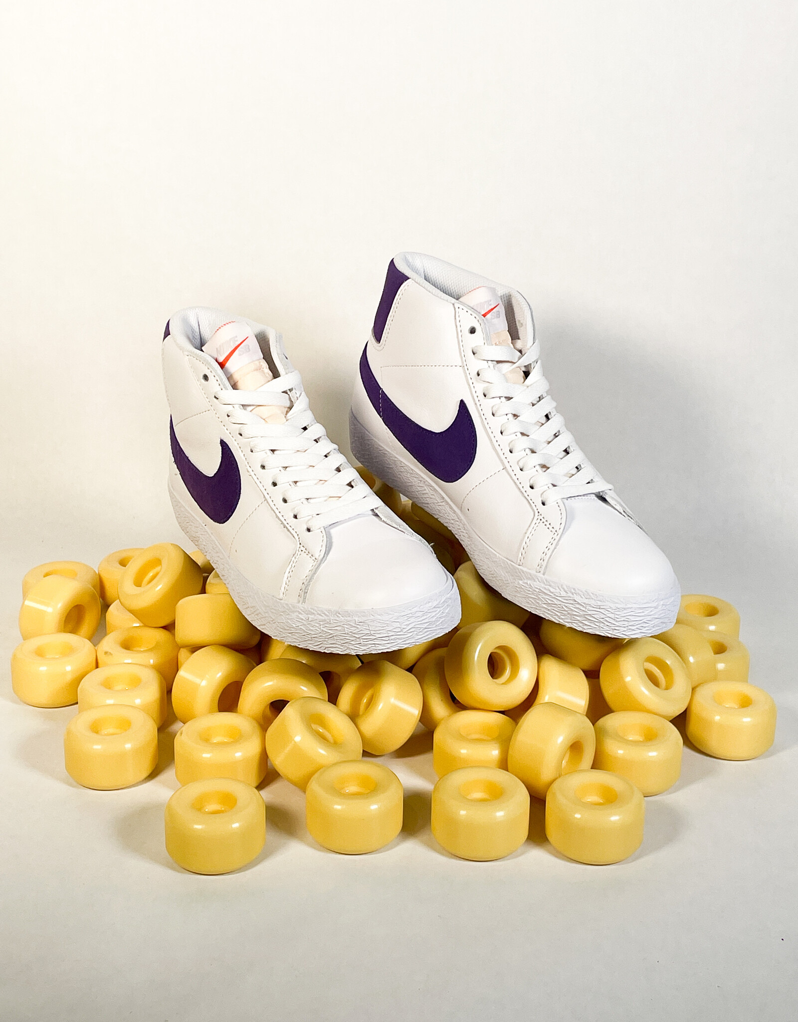 NIKE NIKE SB ZOOM BLAZER MID WHITE/COURT PURPLE-WHITE-GUM LIGHT BROWN