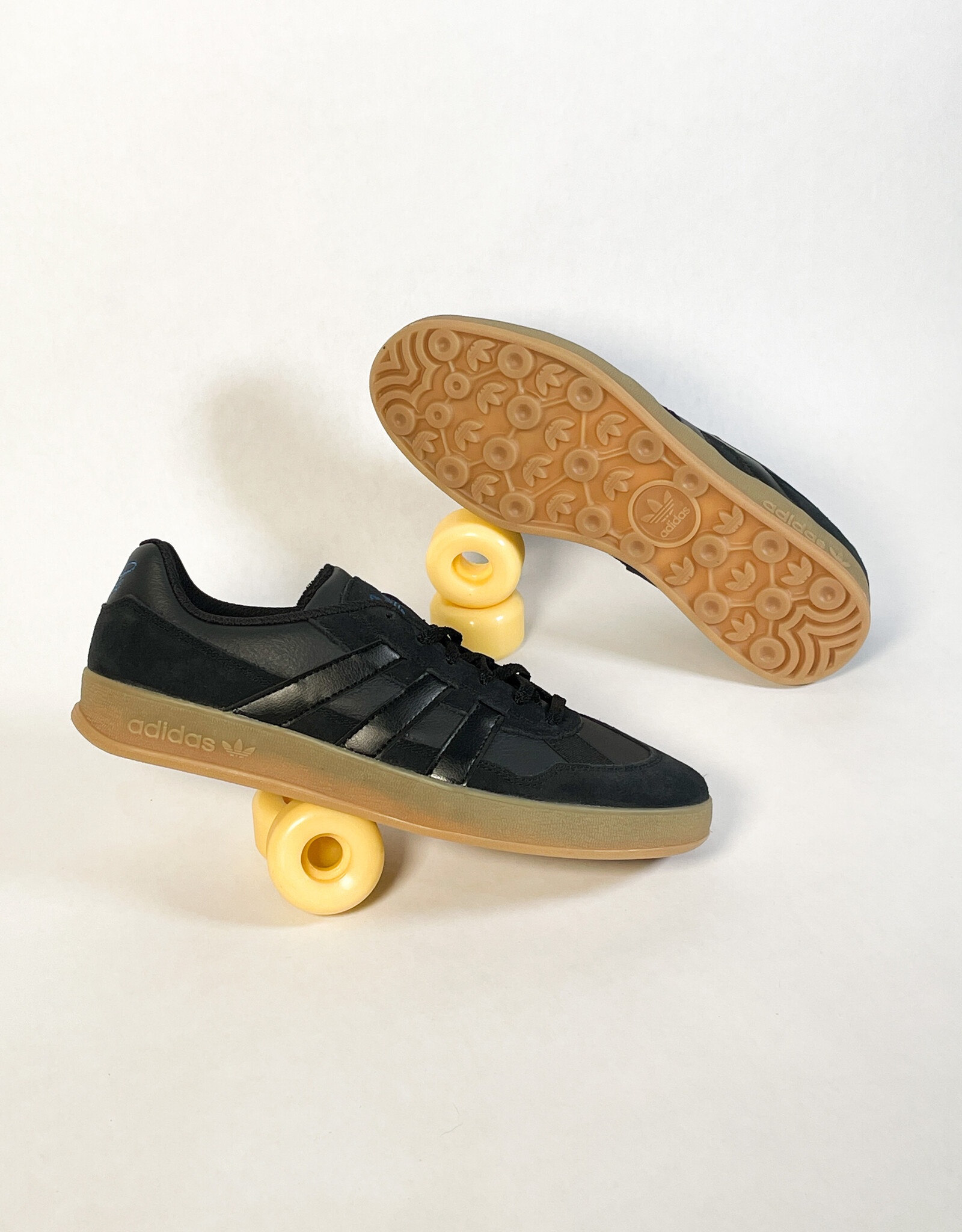 ADIDAS ALOHA SUPER CORE BLACK/CARBON/ BLUEBIRD