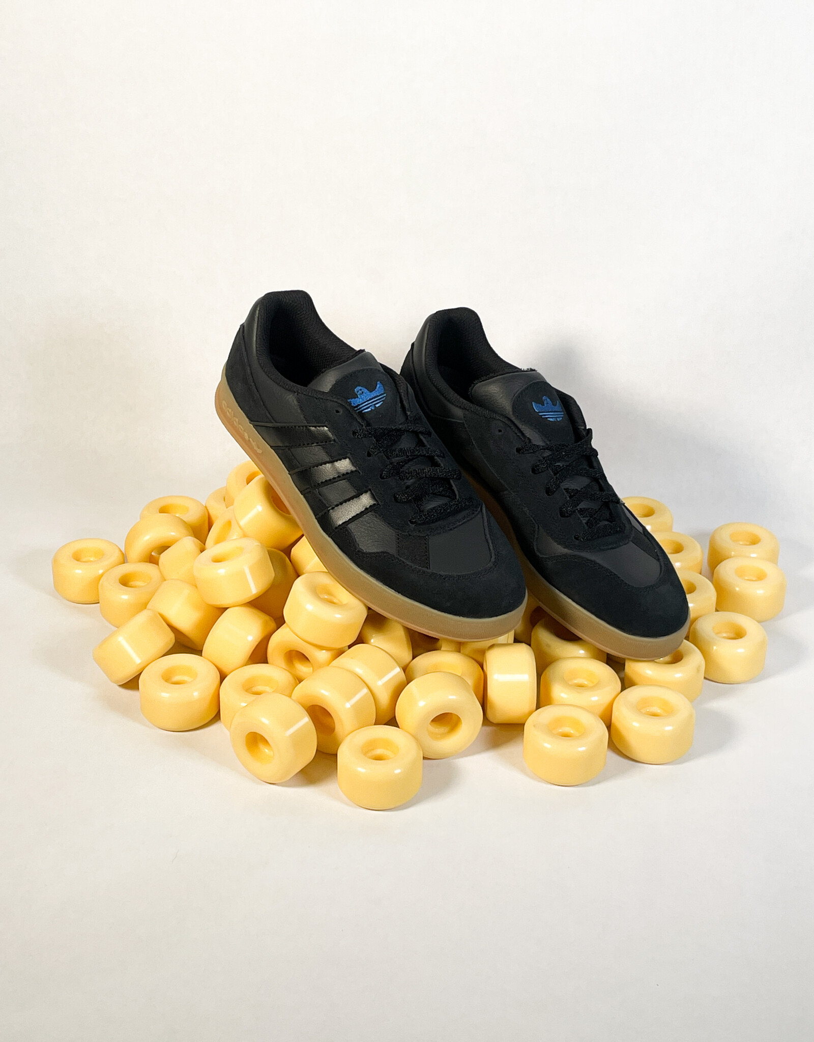 ADIDAS ALOHA SUPER CORE BLACK/CARBON/ BLUEBIRD