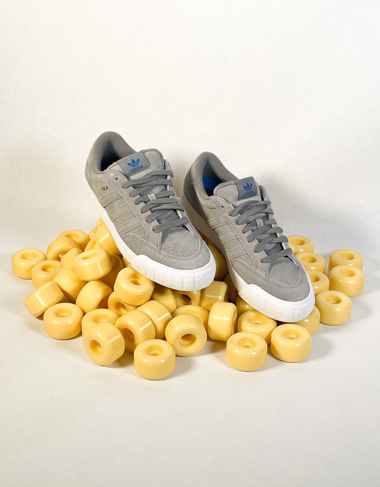 ADIDAS NORA GRETHR/GRETHR/FTWWHT