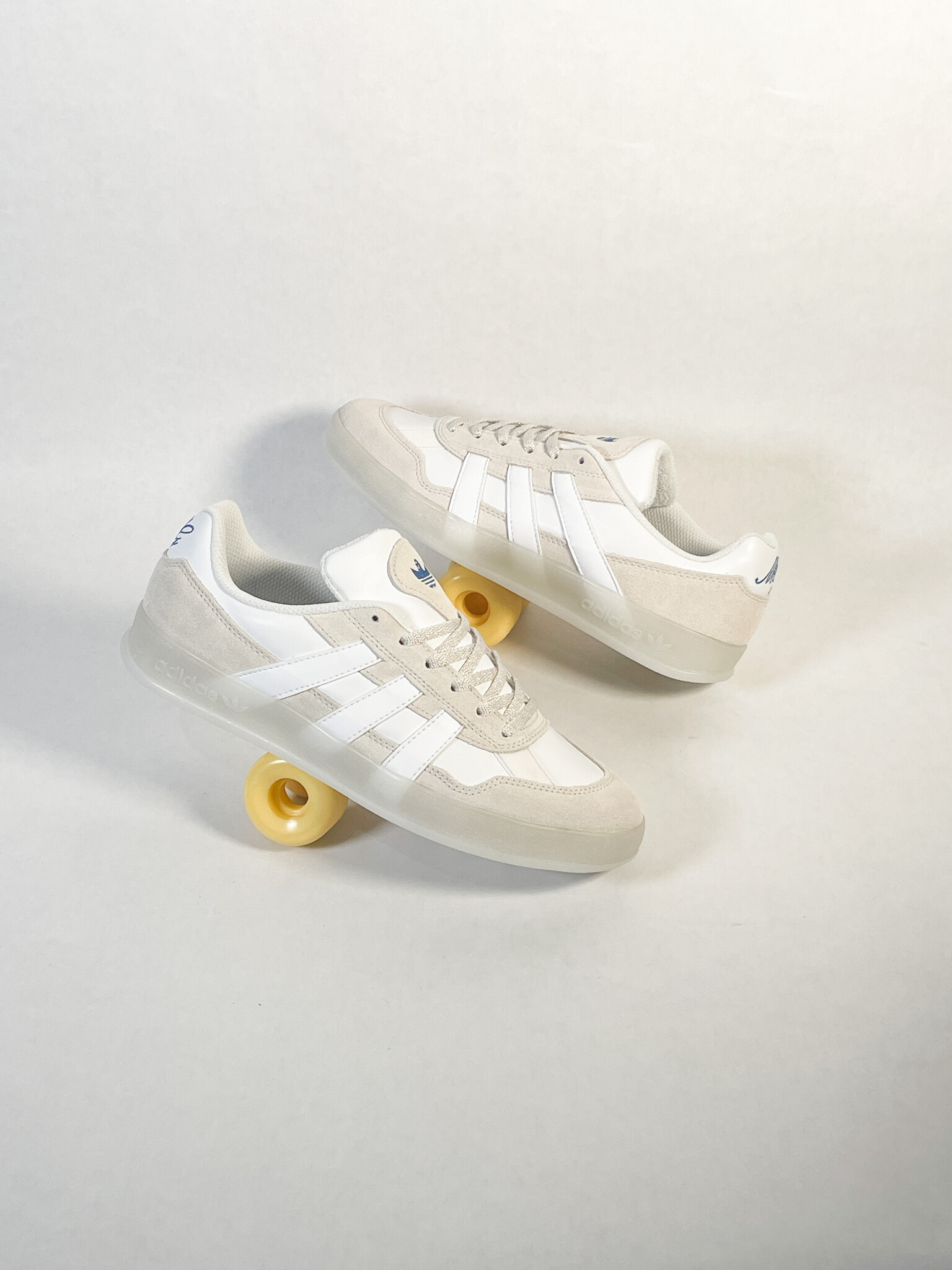 ADIDAS ALOHA SUPER - CRYSTAL WHITE/FTWR WHITE/BLUEBIRD