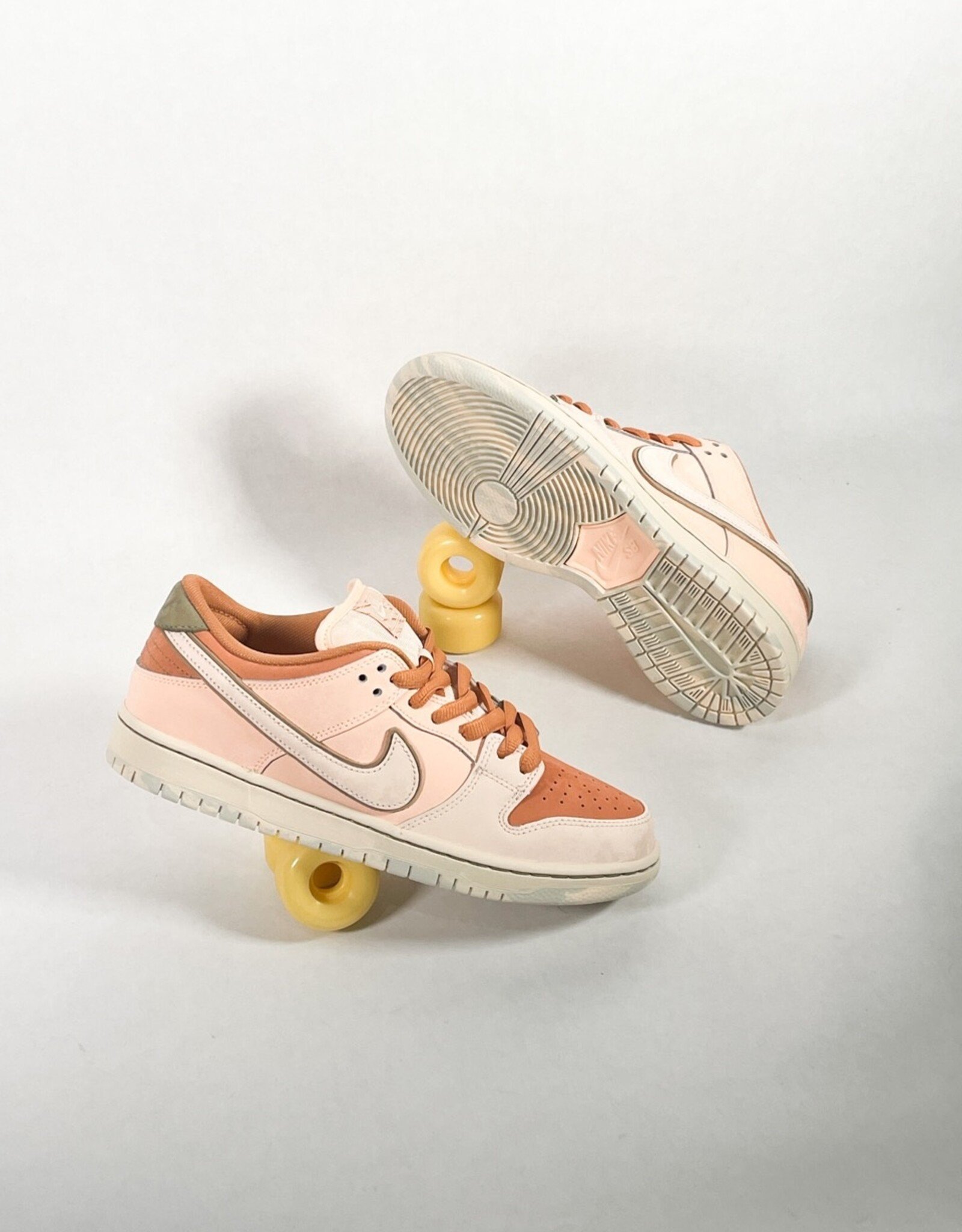 NIKE NIKE SB DUNK LOW PRO PREMIUM AMBER BROWN/GUAVA ICE-CRIMSON TINT-HEMP