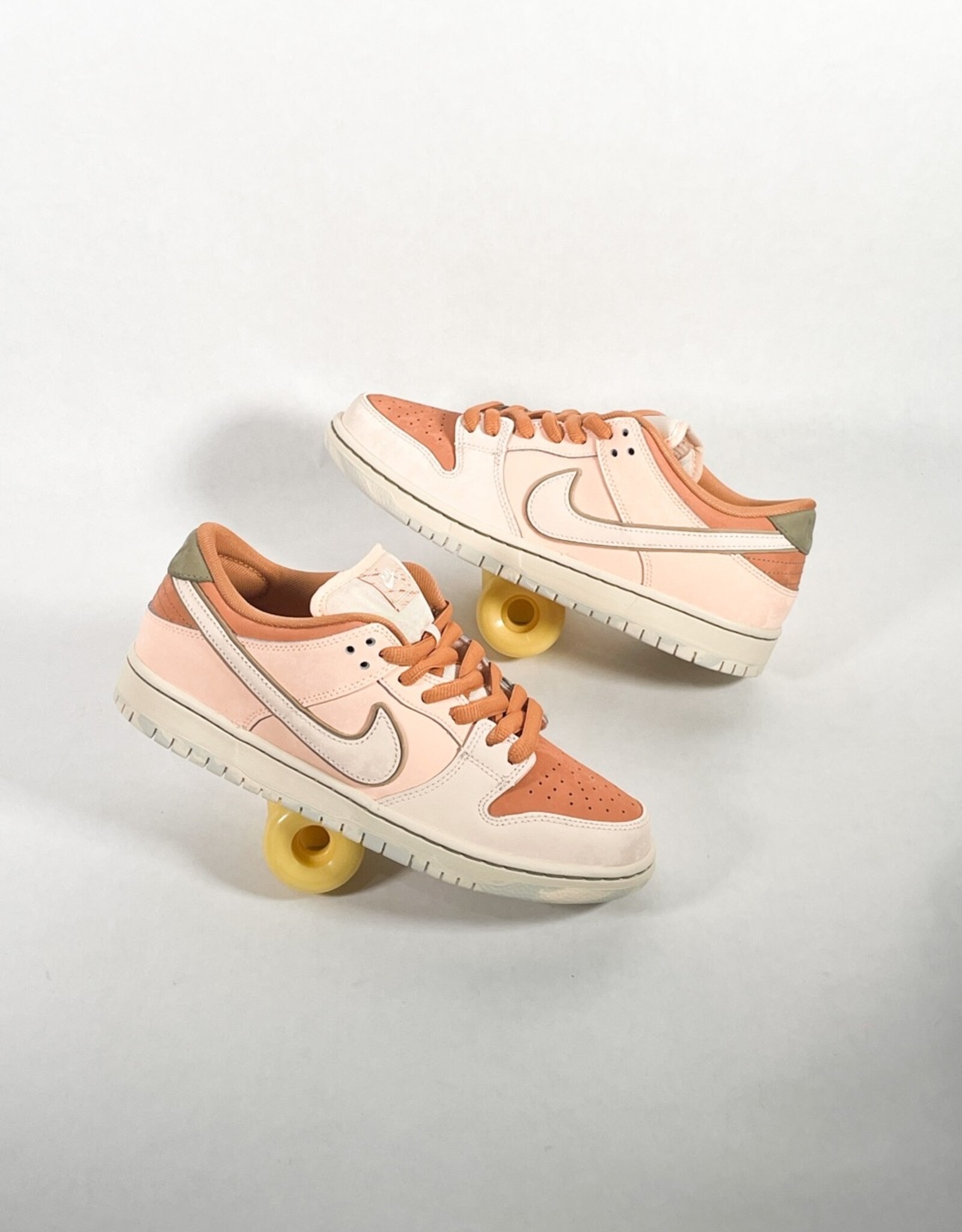 NIKE NIKE SB DUNK LOW PRO PREMIUM AMBER BROWN/GUAVA ICE-CRIMSON TINT-HEMP