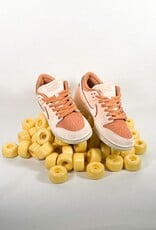 NIKE NIKE SB DUNK LOW PRO PREMIUM AMBER BROWN/GUAVA ICE-CRIMSON TINT-HEMP