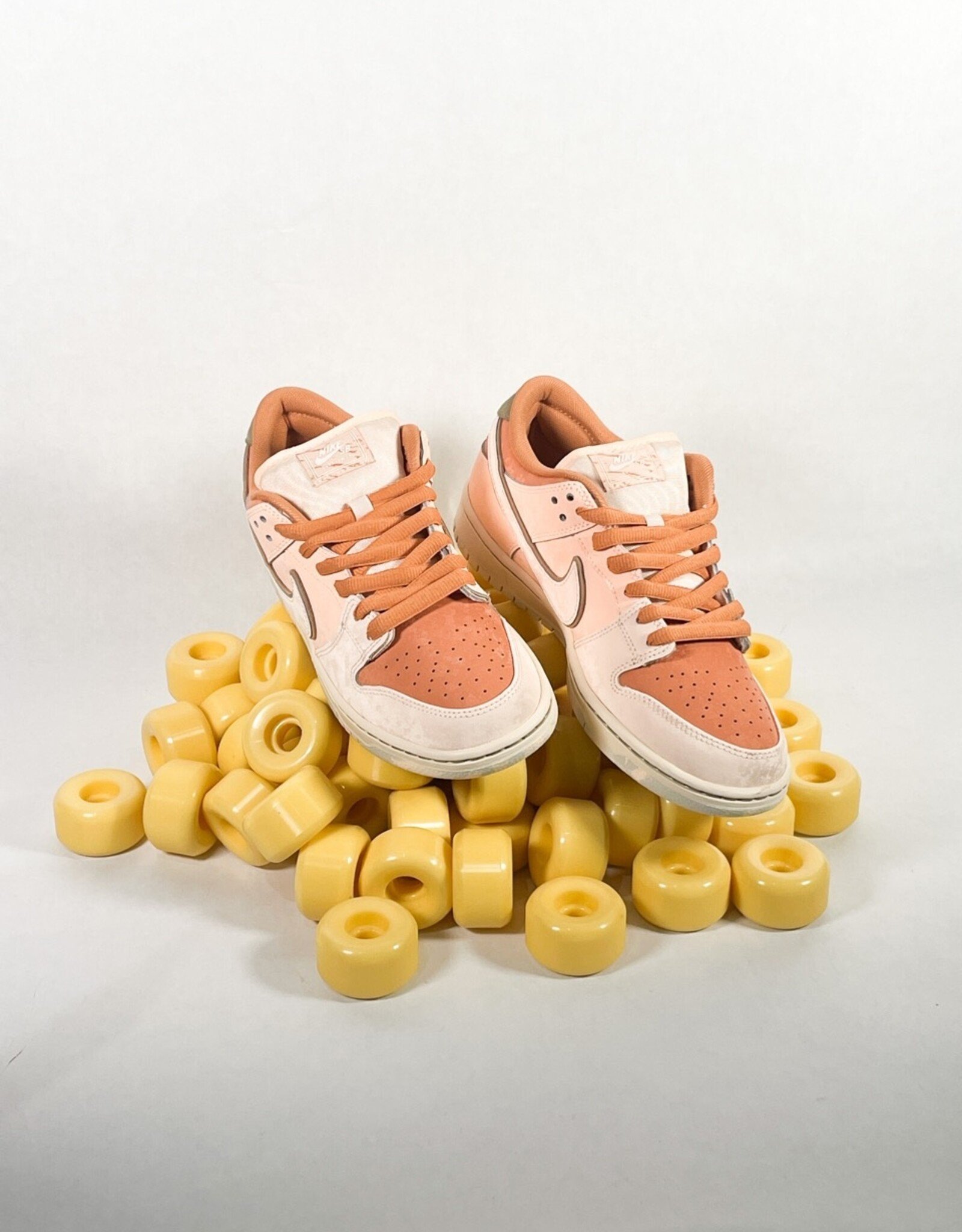 NIKE NIKE SB DUNK LOW PRO PREMIUM AMBER BROWN/GUAVA ICE-CRIMSON TINT-HEMP