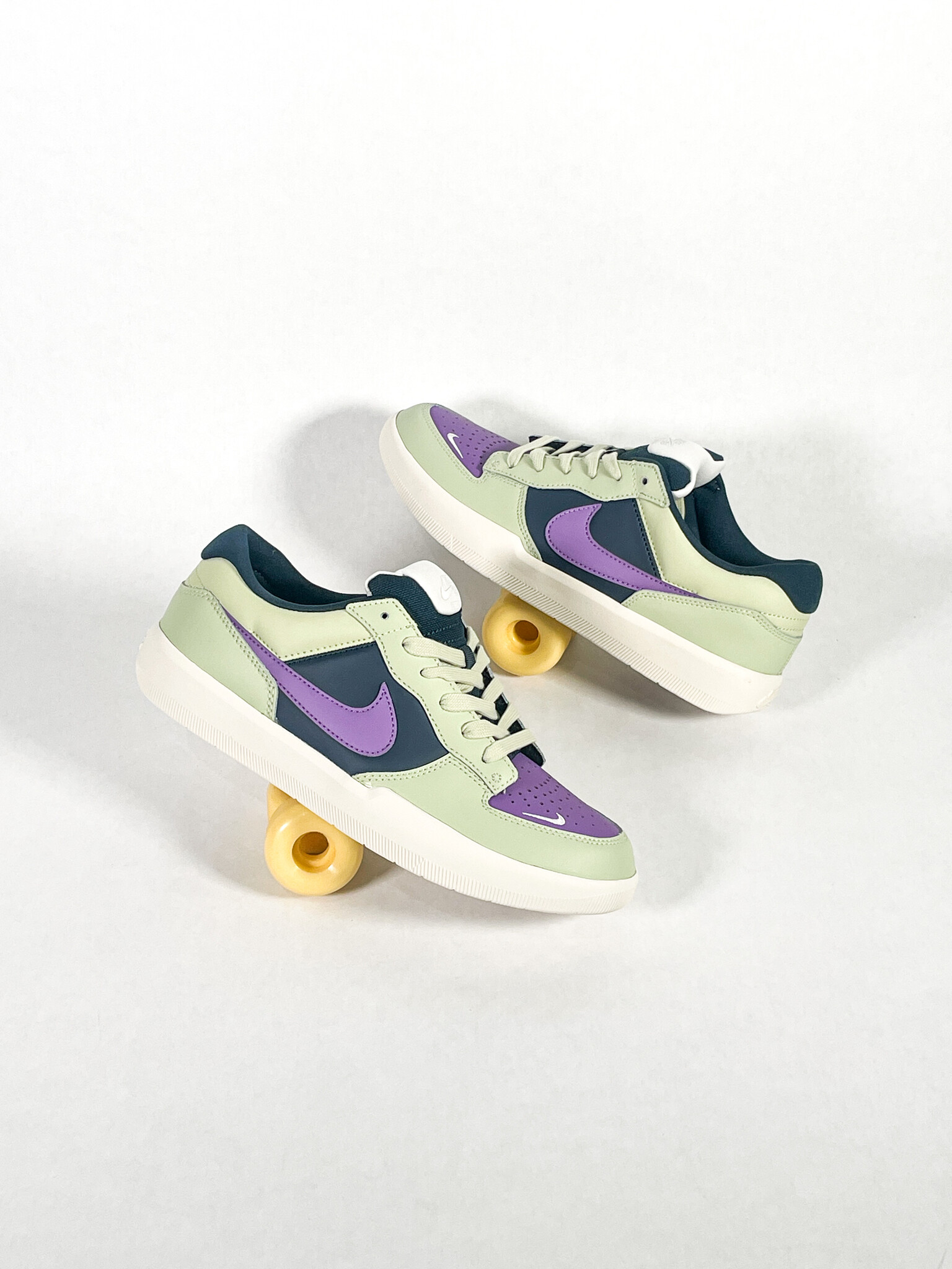 olive aura nike