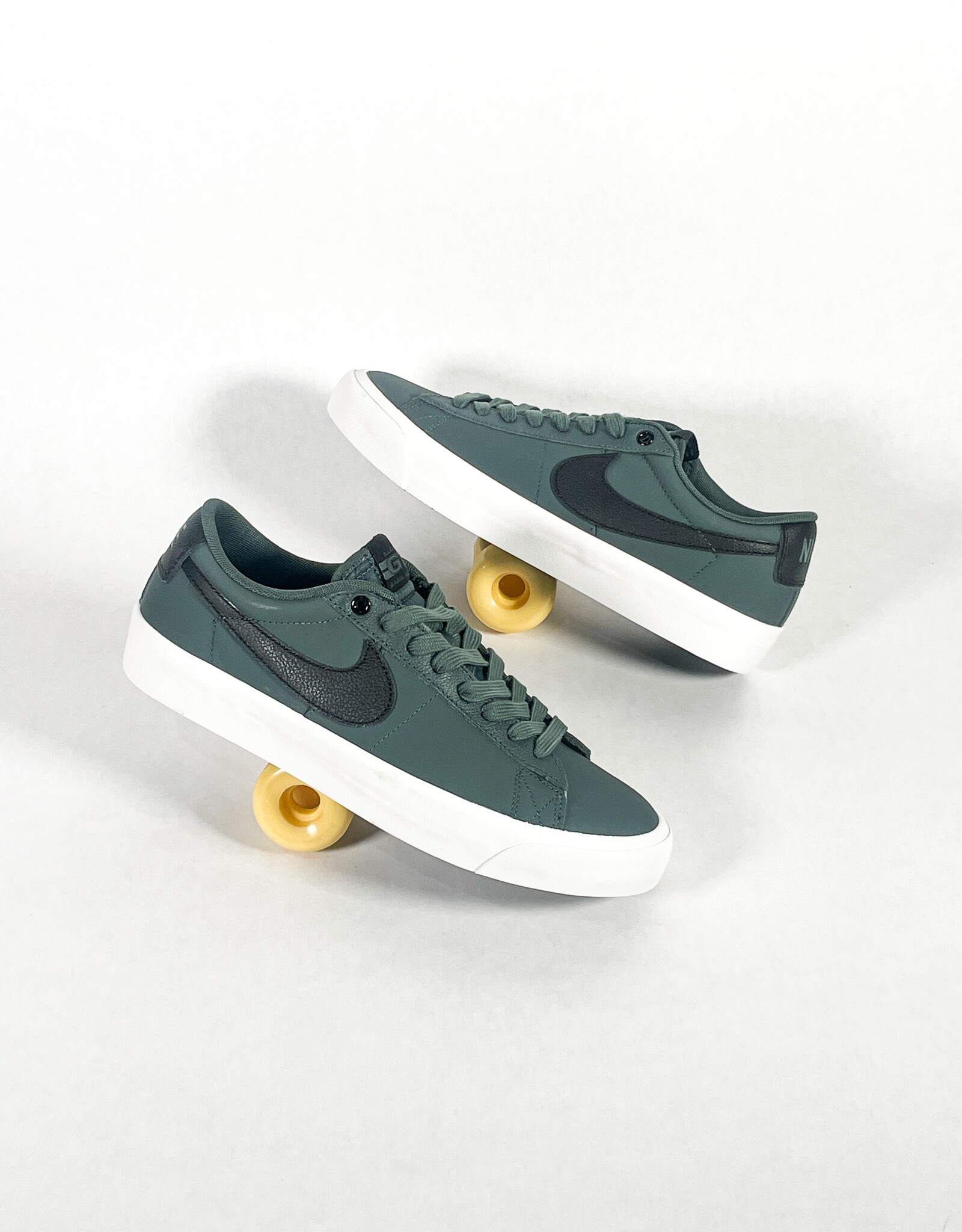 NIKE SB BLAZER LOW PRO GT - VINTAGE GREEN/BLACK-VINTAGE GREEN