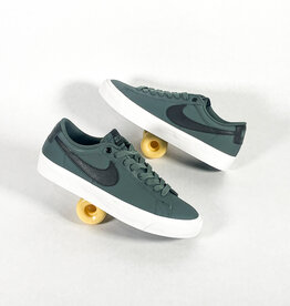 NIKE SB BLAZER LOW PRO GT - VINTAGE GREEN/BLACK-VINTAGE GREEN