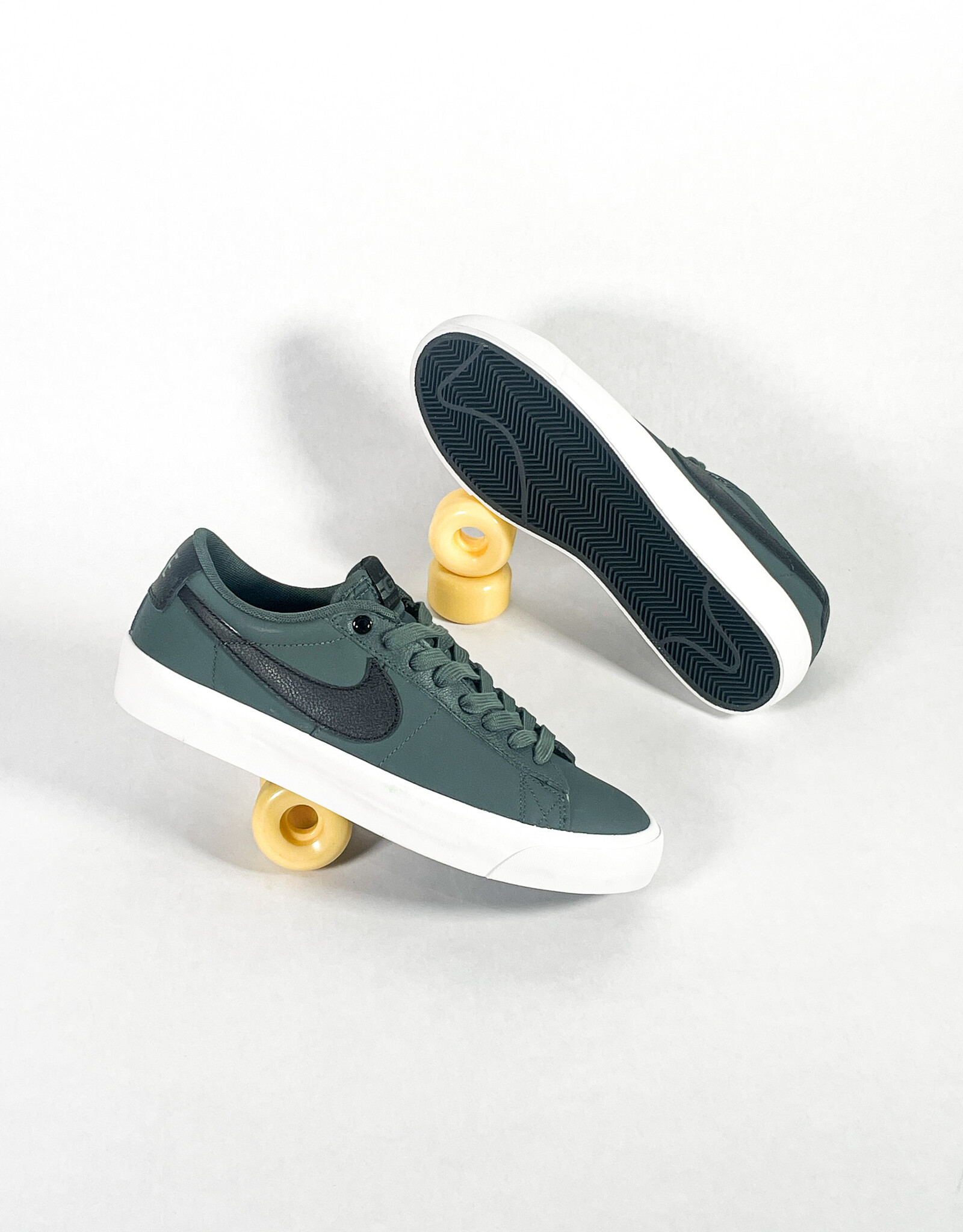NIKE SB BLAZER LOW PRO GT - VINTAGE GREEN/BLACK-VINTAGE GREEN