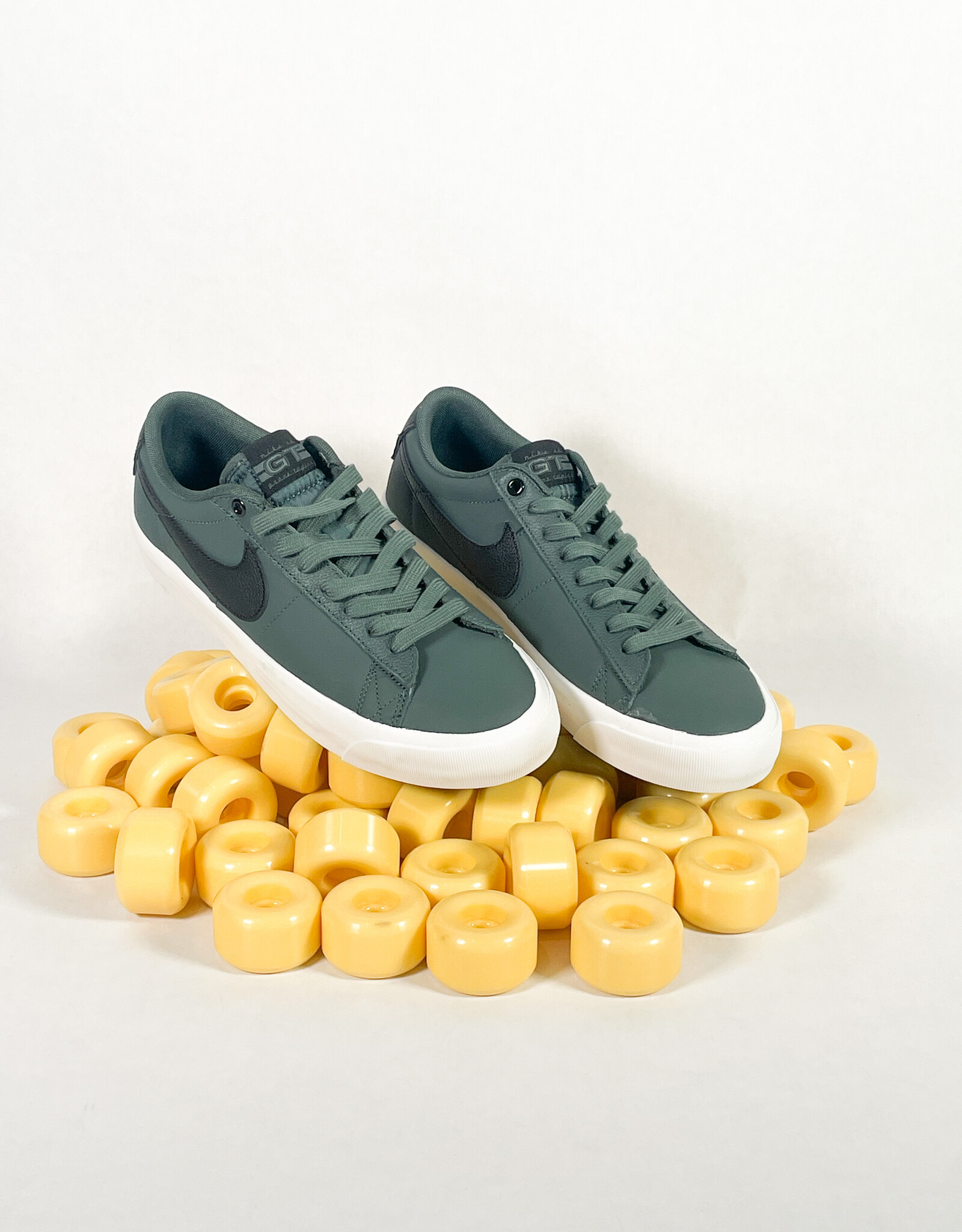 NIKE SB BLAZER LOW PRO GT - VINTAGE GREEN/BLACK-VINTAGE GREEN