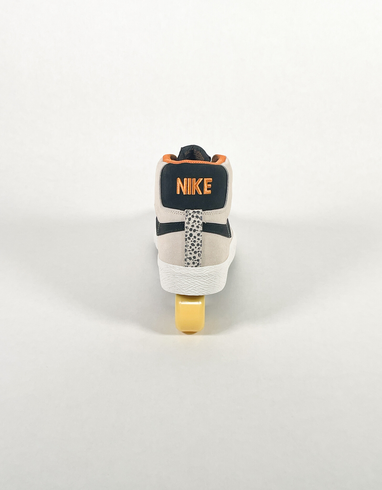 NIKE NIKE SB ZOOM BLAZER MID ELECTRIC PHANTOM/BLACK-MONARCH-SUMMIT WHITE