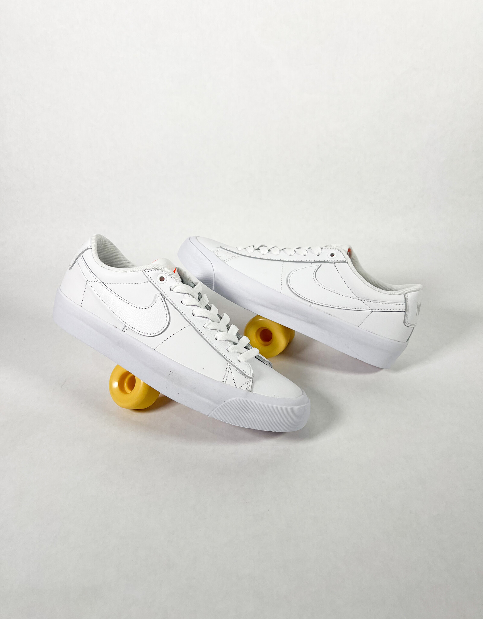 NIKE NIKE SB ZOOM BLAZER LOW PRO GT ISO - WHITE/WHITE/WHITE