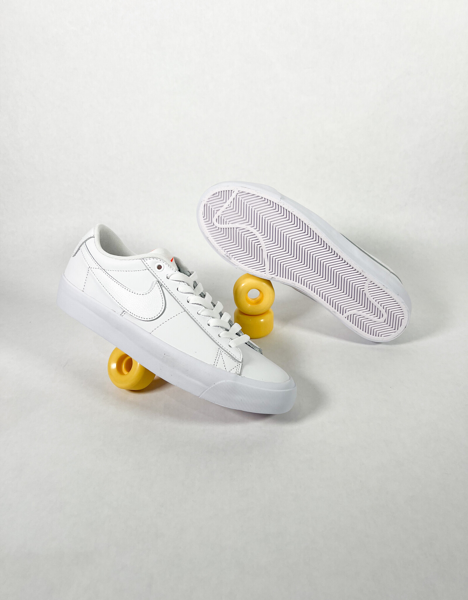 NIKE NIKE SB ZOOM BLAZER LOW PRO GT ISO - WHITE/WHITE/WHITE