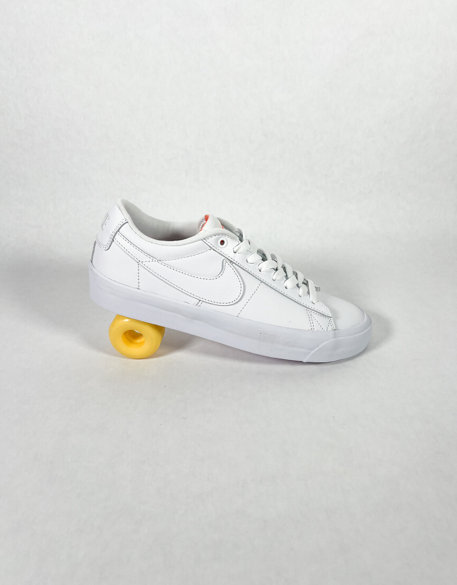 NIKE NIKE SB ZOOM BLAZER LOW PRO GT ISO - WHITE/WHITE/WHITE