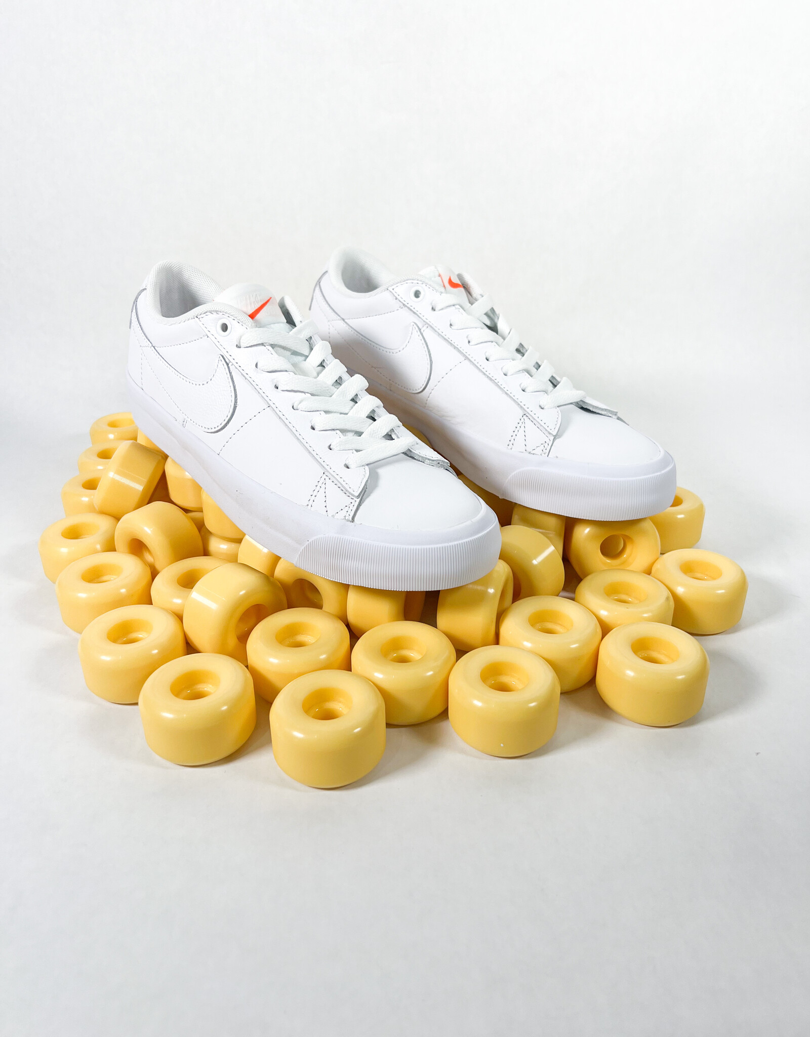 NIKE NIKE SB ZOOM BLAZER LOW PRO GT ISO - WHITE/WHITE/WHITE