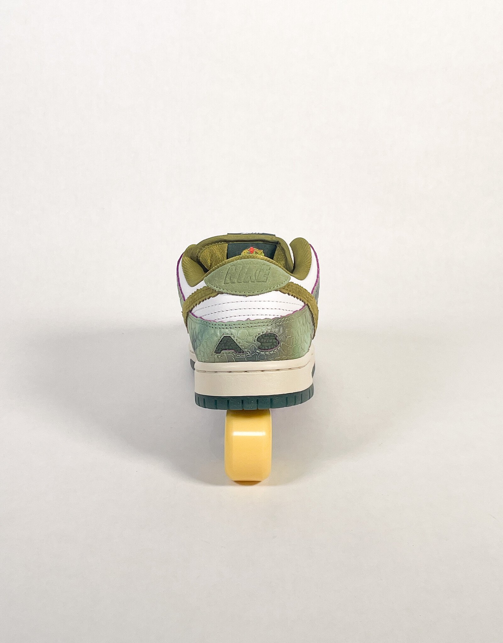 NIKE NIKE SB DUNK LOW PRO ALEXIS SABLONE "CHAMELEON"  OIL GREEN/DESERT MOSS-WHITE