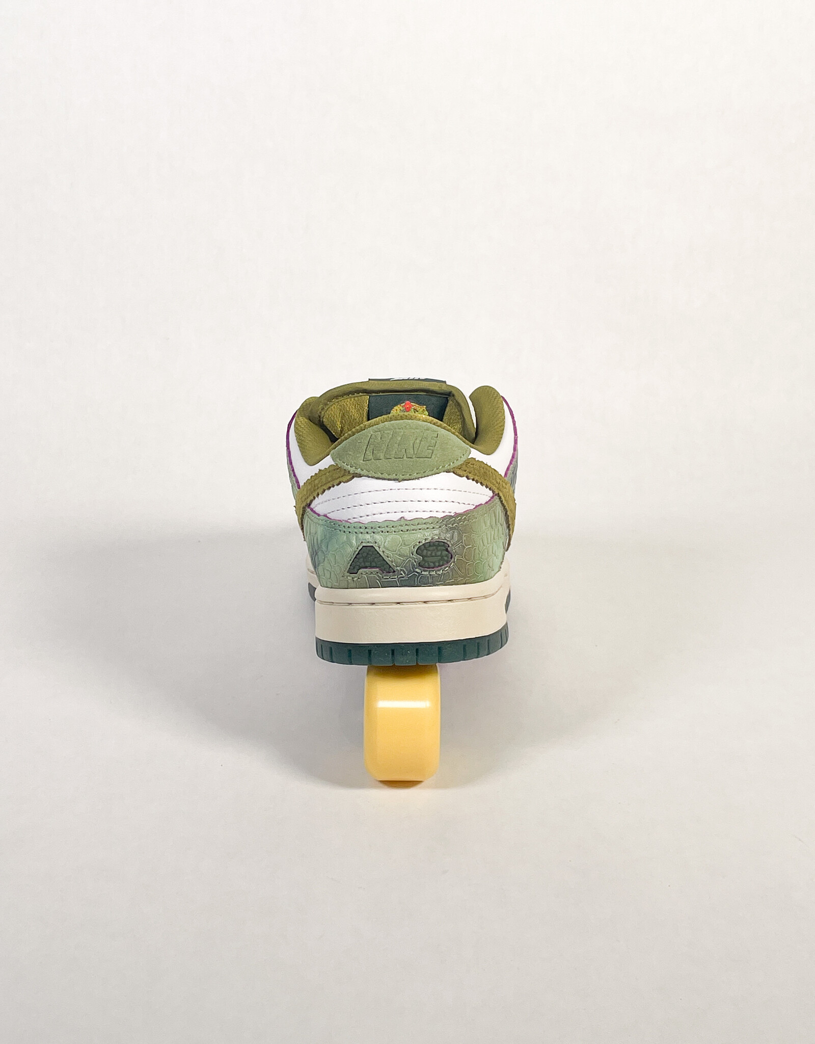 NIKE SB DUNK LOW PRO ALEXIS SABLONE "CHAMELEON"  OIL GREEN/DESERT MOSS-WHITE