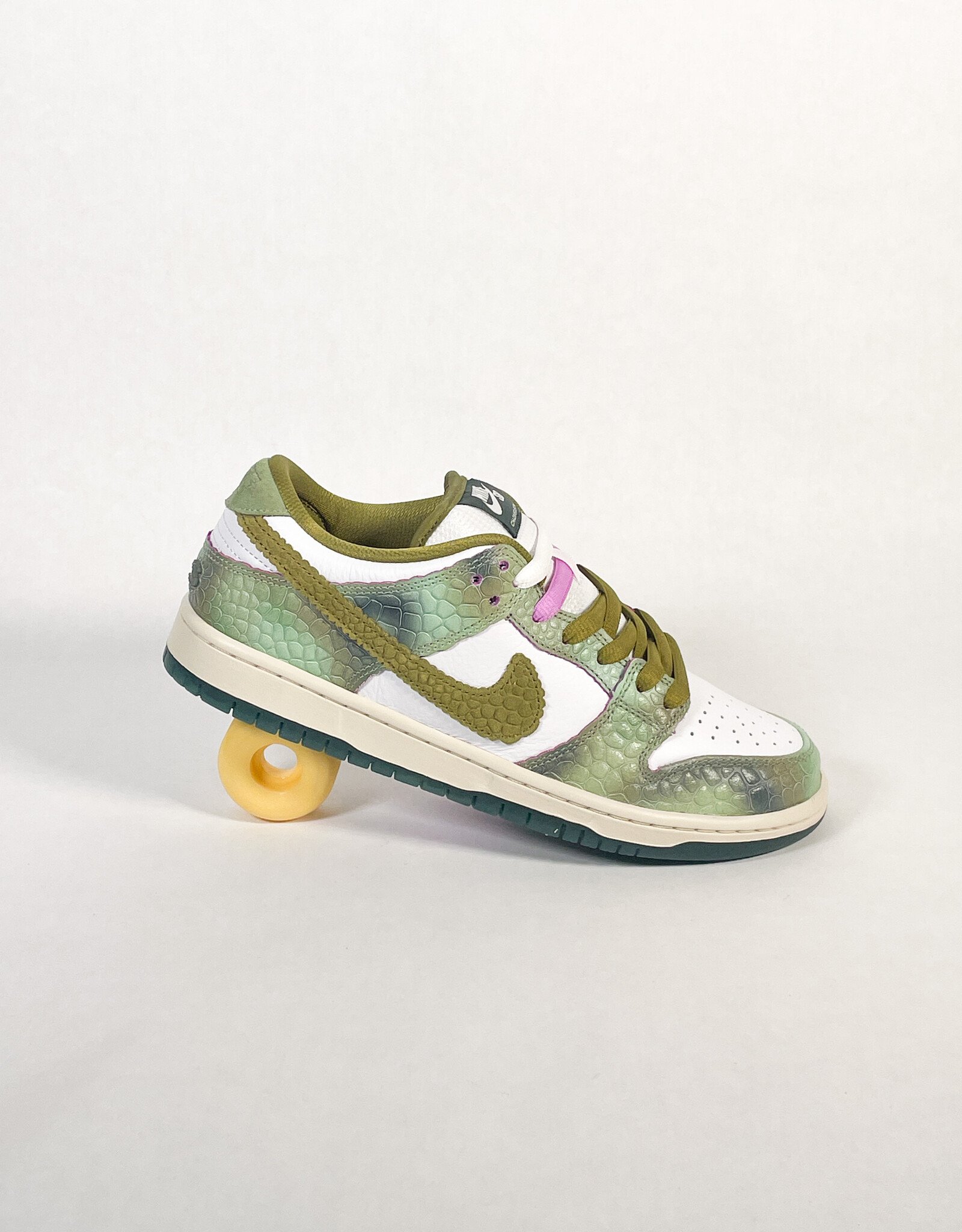 NIKE NIKE SB DUNK LOW PRO ALEXIS SABLONE "CHAMELEON"  OIL GREEN/DESERT MOSS-WHITE