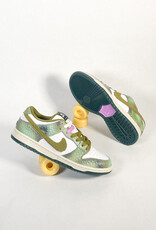NIKE SB DUNK LOW PRO ALEXIS SABLONE "CHAMELEON"  OIL GREEN/DESERT MOSS-WHITE