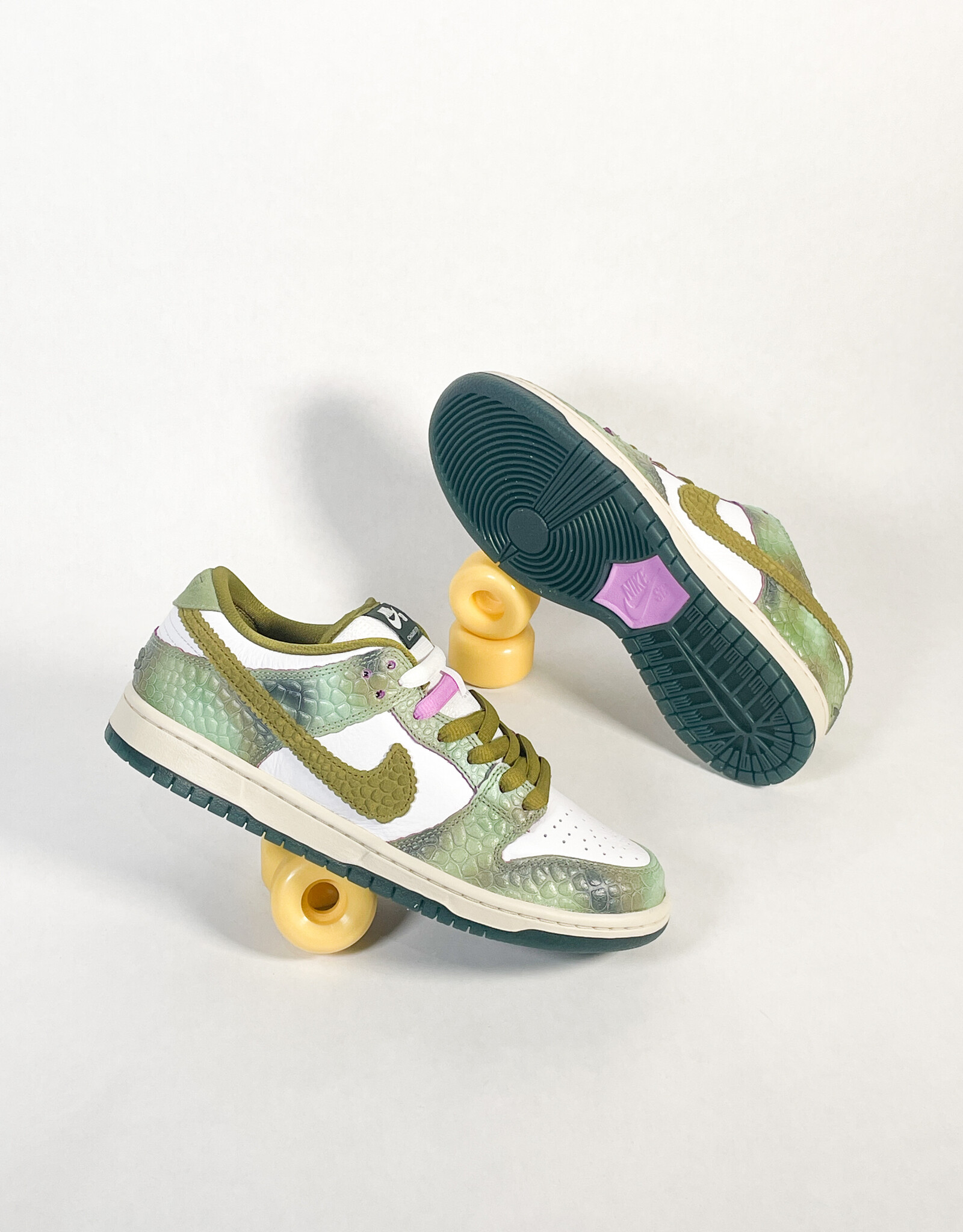 NIKE SB DUNK LOW PRO ALEXIS SABLONE "CHAMELEON"  OIL GREEN/DESERT MOSS-WHITE
