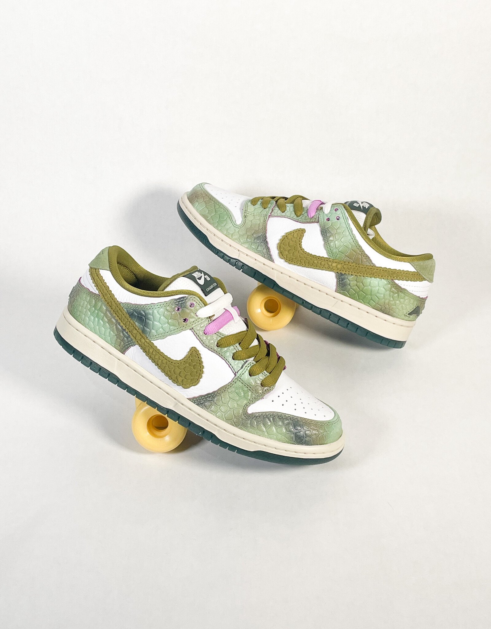 NIKE NIKE SB DUNK LOW PRO ALEXIS SABLONE "CHAMELEON"  OIL GREEN/DESERT MOSS-WHITE