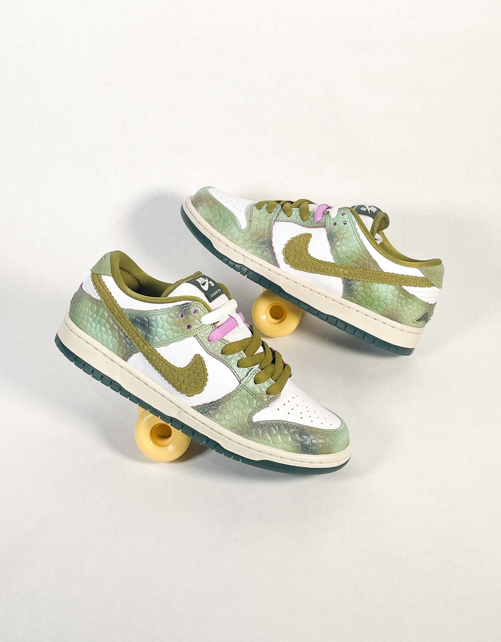 NIKE SB DUNK LOW PRO ALEXIS SABLONE "CHAMELEON"  OIL GREEN/DESERT MOSS-WHITE