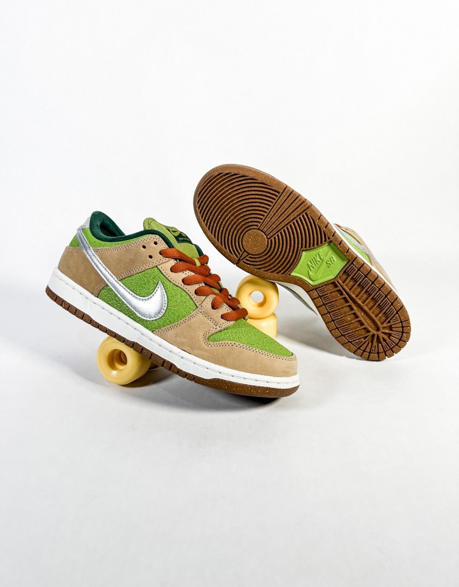 NIKE SB DUNK LOW - SESAME METALLIC/ SILVER PEAR