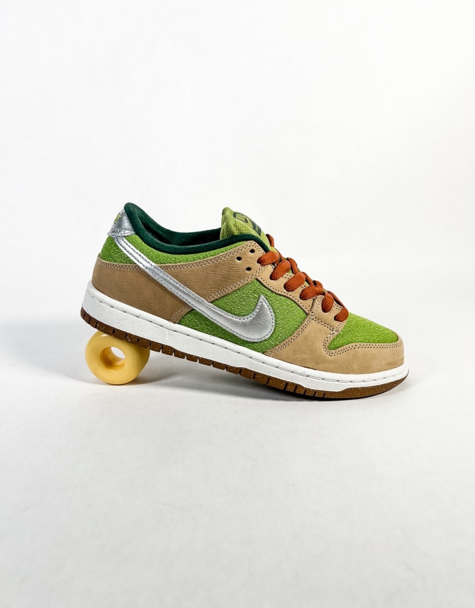 NIKE SB DUNK LOW - SESAME METALLIC/ SILVER PEAR