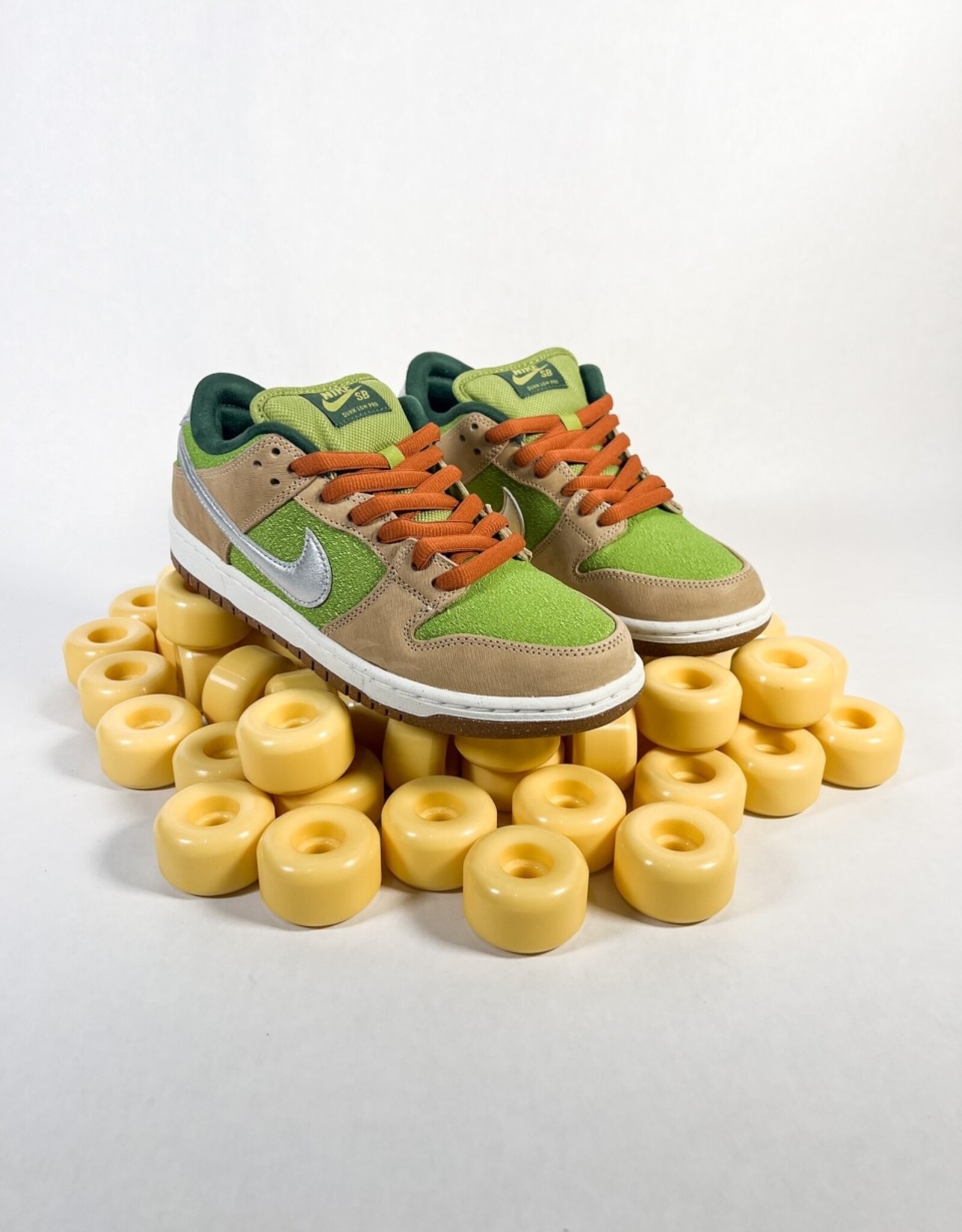 NIKE SB DUNK LOW - SESAME METALLIC/ SILVER PEAR