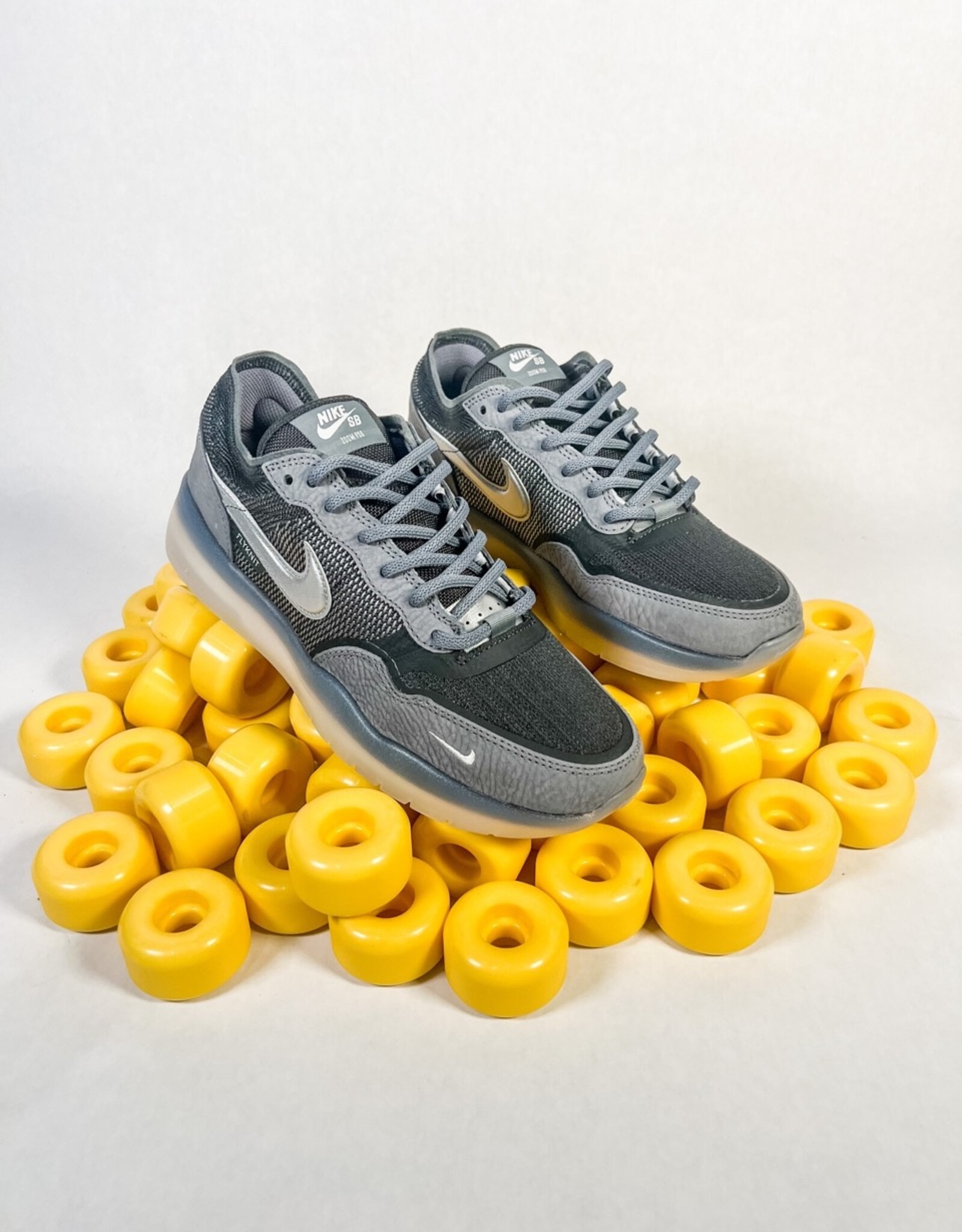 NIKE NIKE SB PS8 - COOL GREY/METALLIC SILVER