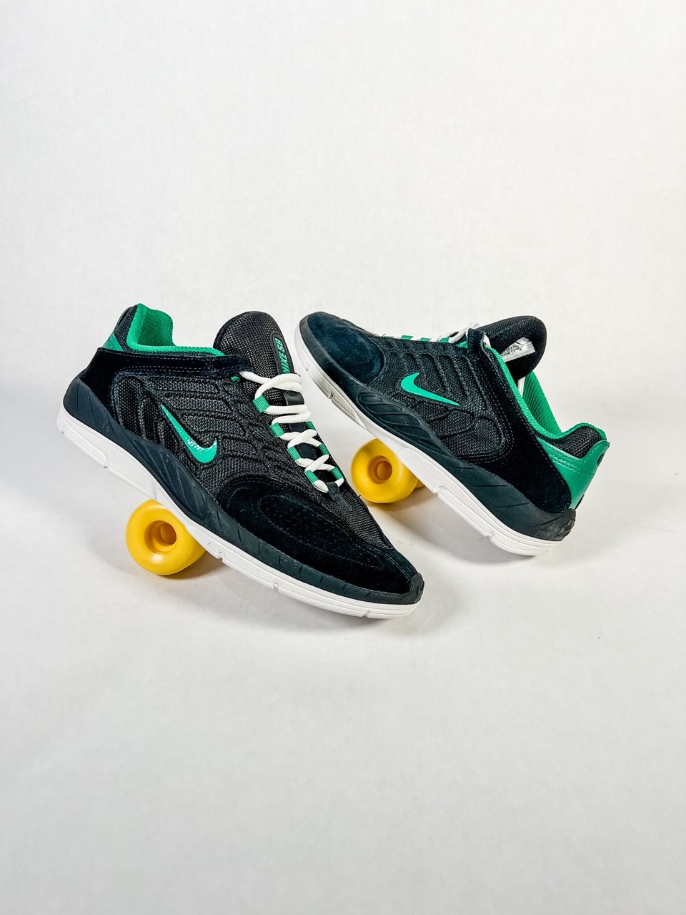 NIKE SB VERTEBRAE BLACK/MALACHITE-BLACK - KINGSWELL - Los Feliz NIKE SB VERTEBRAE BLACK/MALACHITE-BLACK - KINGSWELL - Los Feliz
