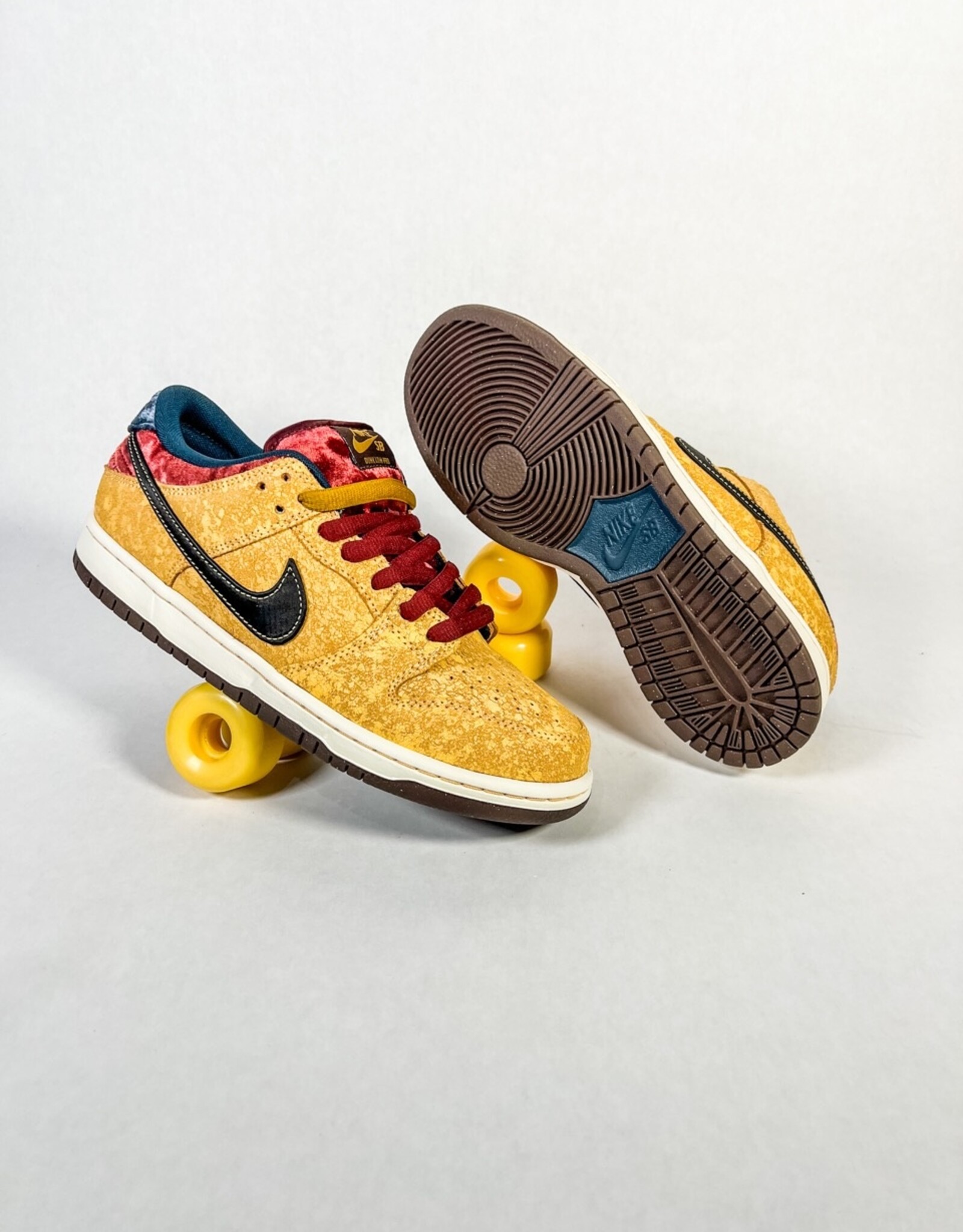 NIKE NIKE SB DUNK LOW PRO "CITY OF CINEMA" - CELESTIAL GOLD/BLACK
