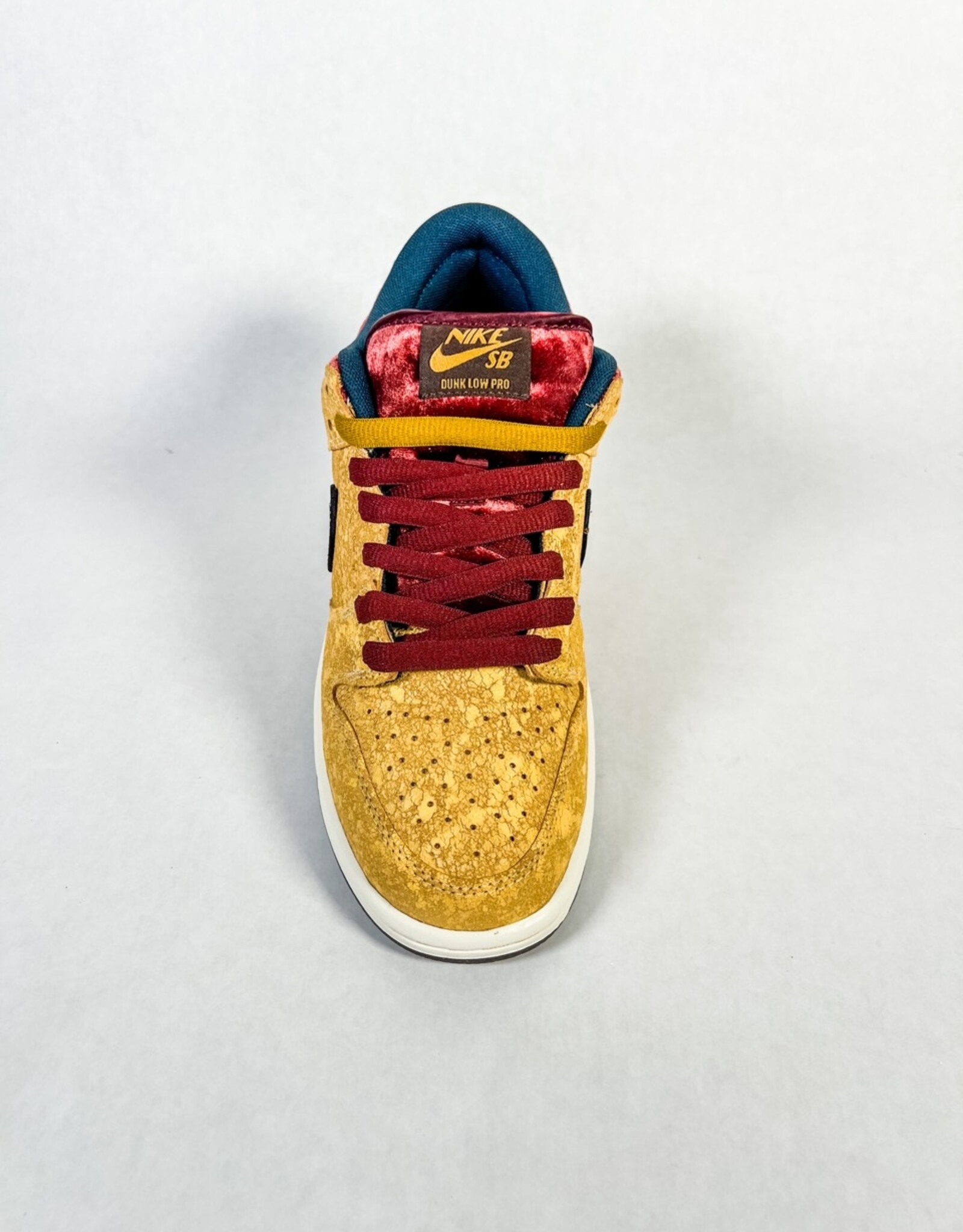 NIKE NIKE SB DUNK LOW PRO "CITY OF CINEMA" - CELESTIAL GOLD/BLACK