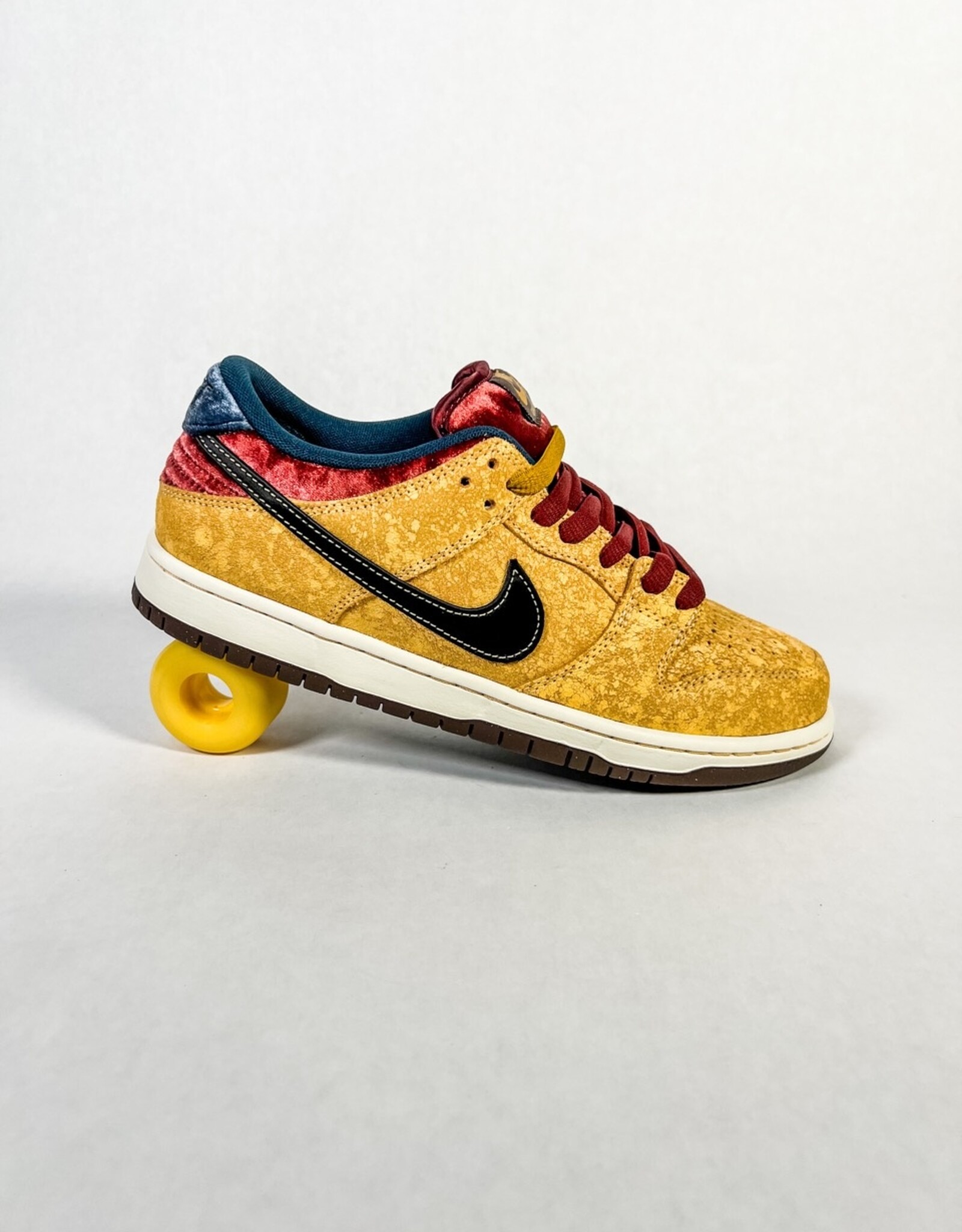 NIKE NIKE SB DUNK LOW PRO "CITY OF CINEMA" - CELESTIAL GOLD/BLACK