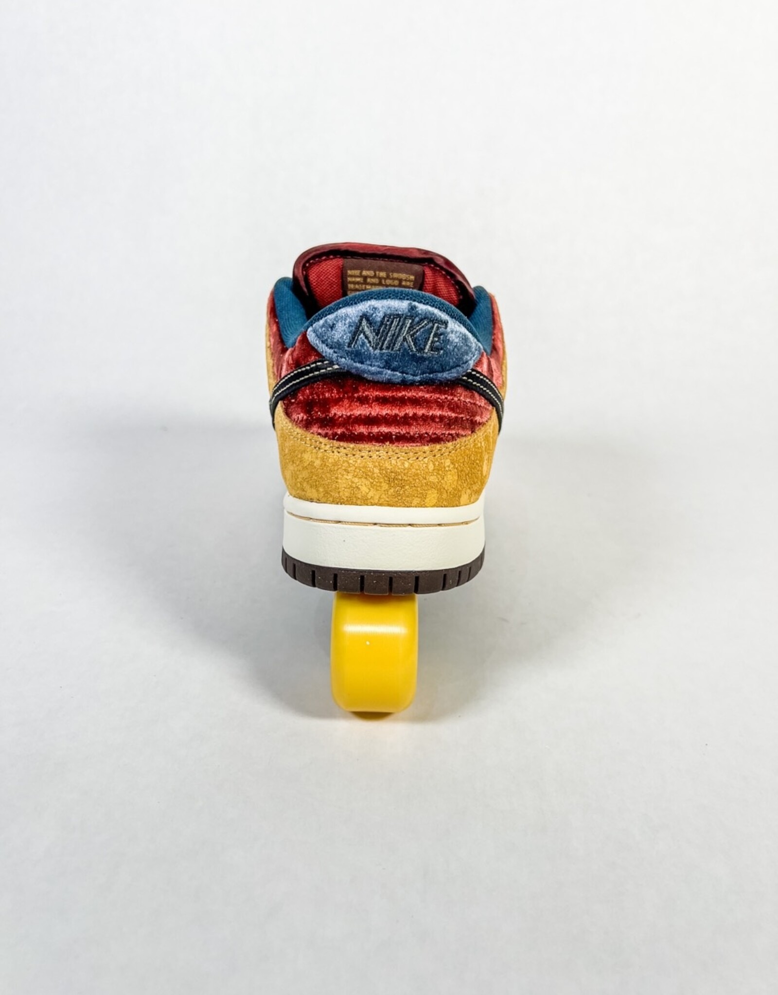 NIKE NIKE SB DUNK LOW PRO "CITY OF CINEMA" - CELESTIAL GOLD/BLACK