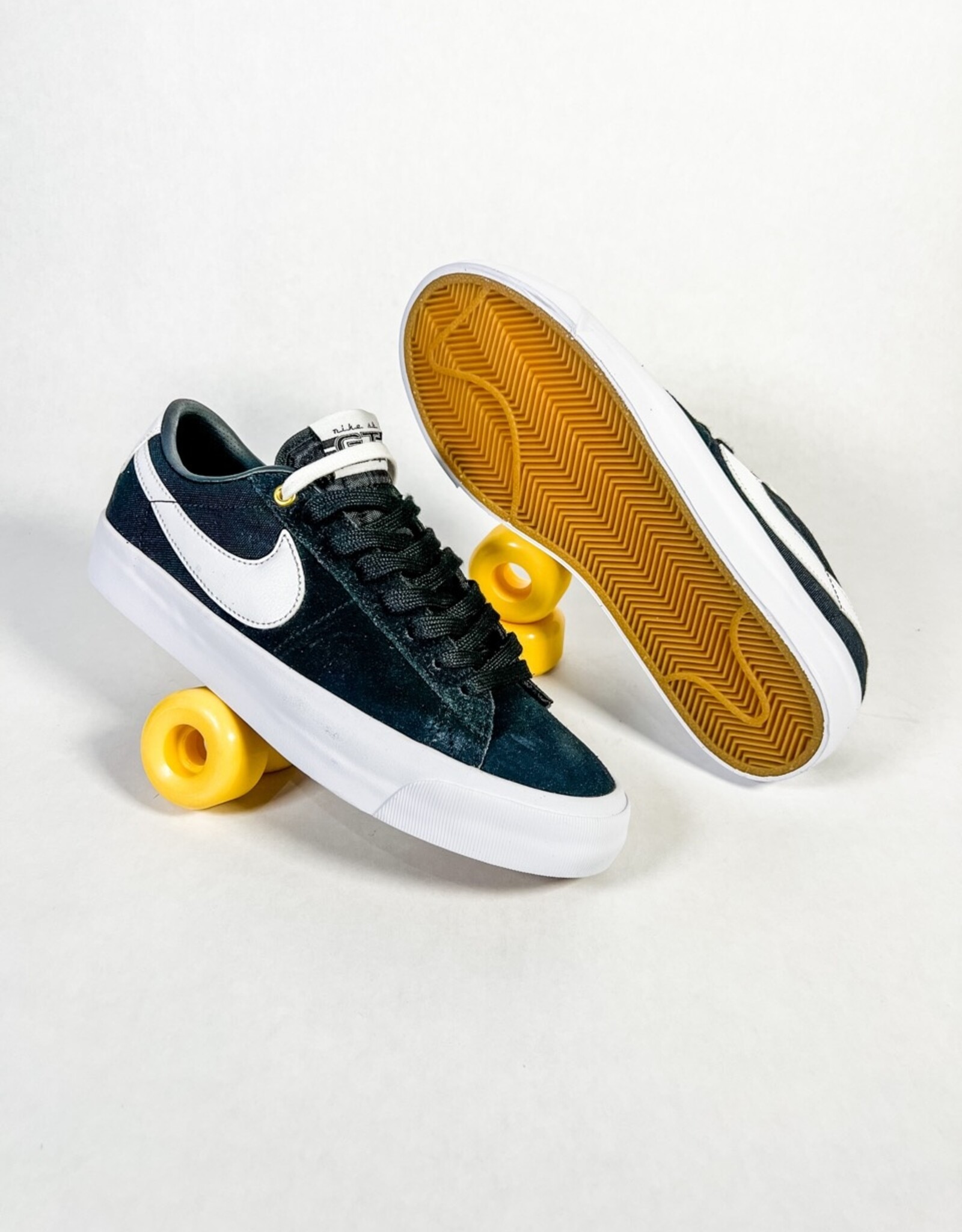 NIKE SB ZOOM BLAZER LOW PRO GT - BLACK/WHITE