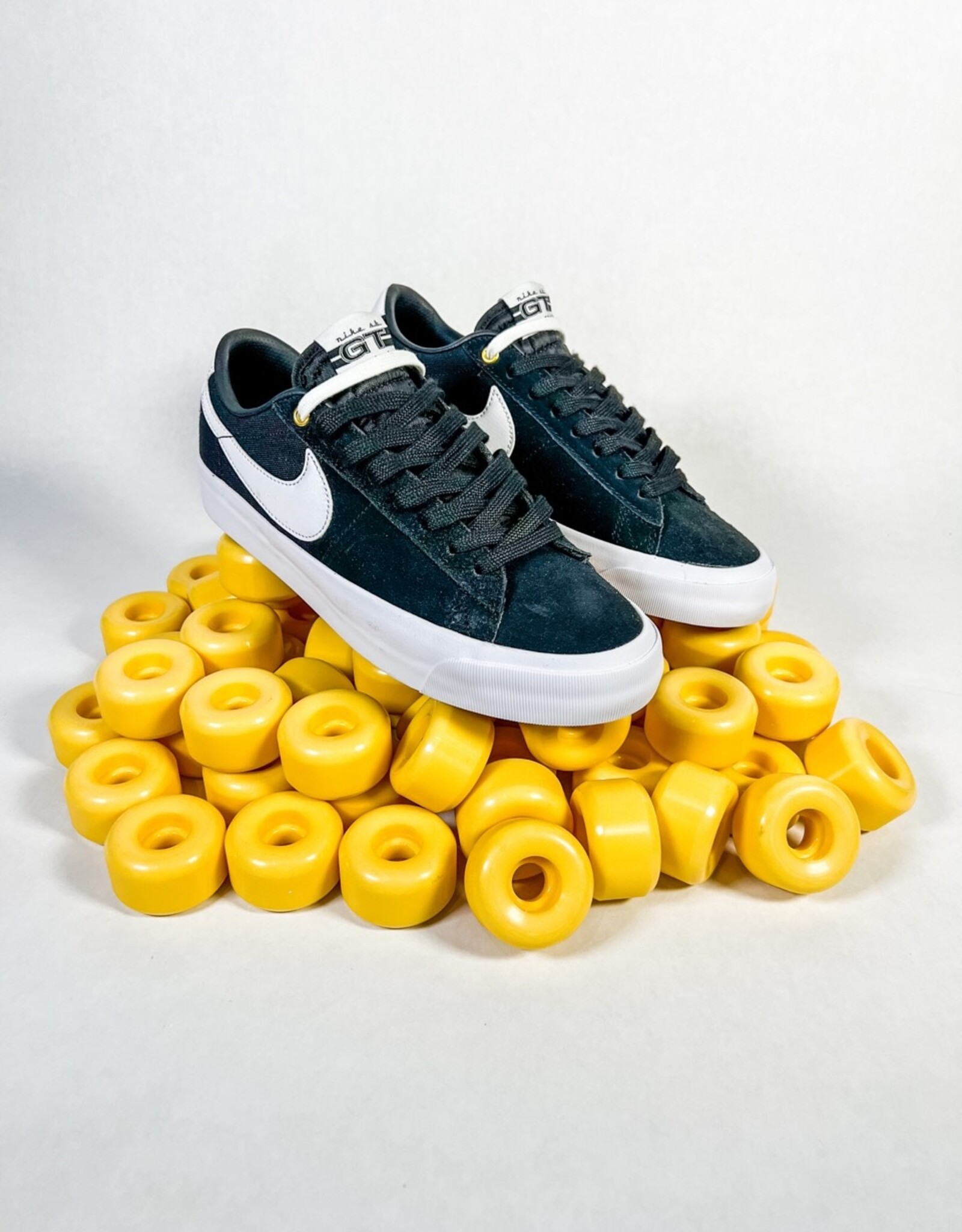 NIKE SB ZOOM BLAZER LOW PRO GT - BLACK/WHITE