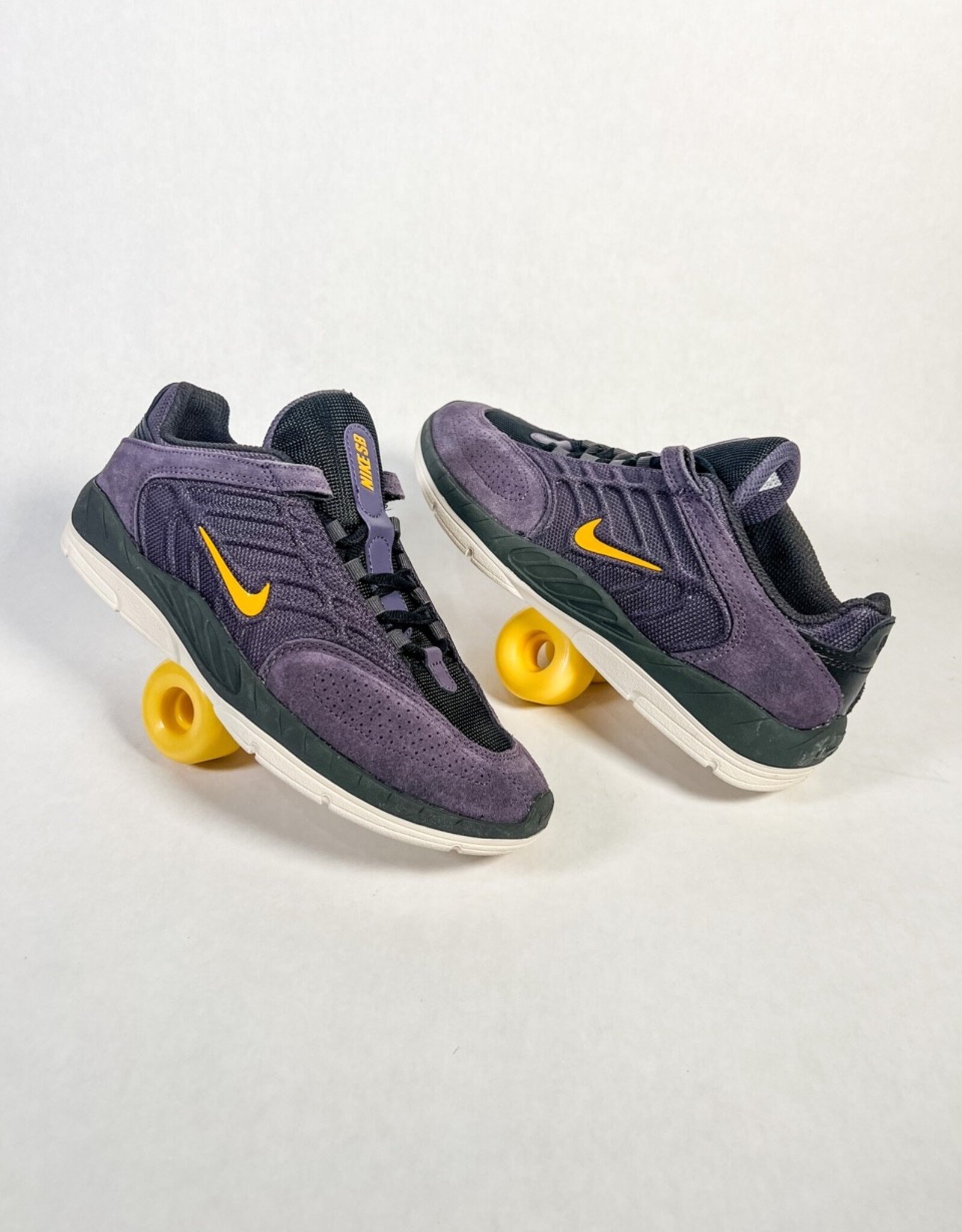 NIKE SB VERTEBRAE - DARK RAISIN/UNIVERSITY GOLD