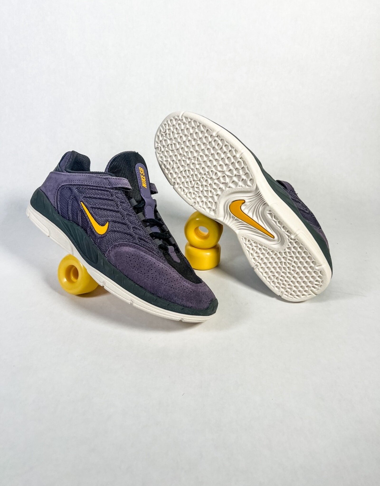 NIKE SB VERTEBRAE - DARK RAISIN/UNIVERSITY GOLD