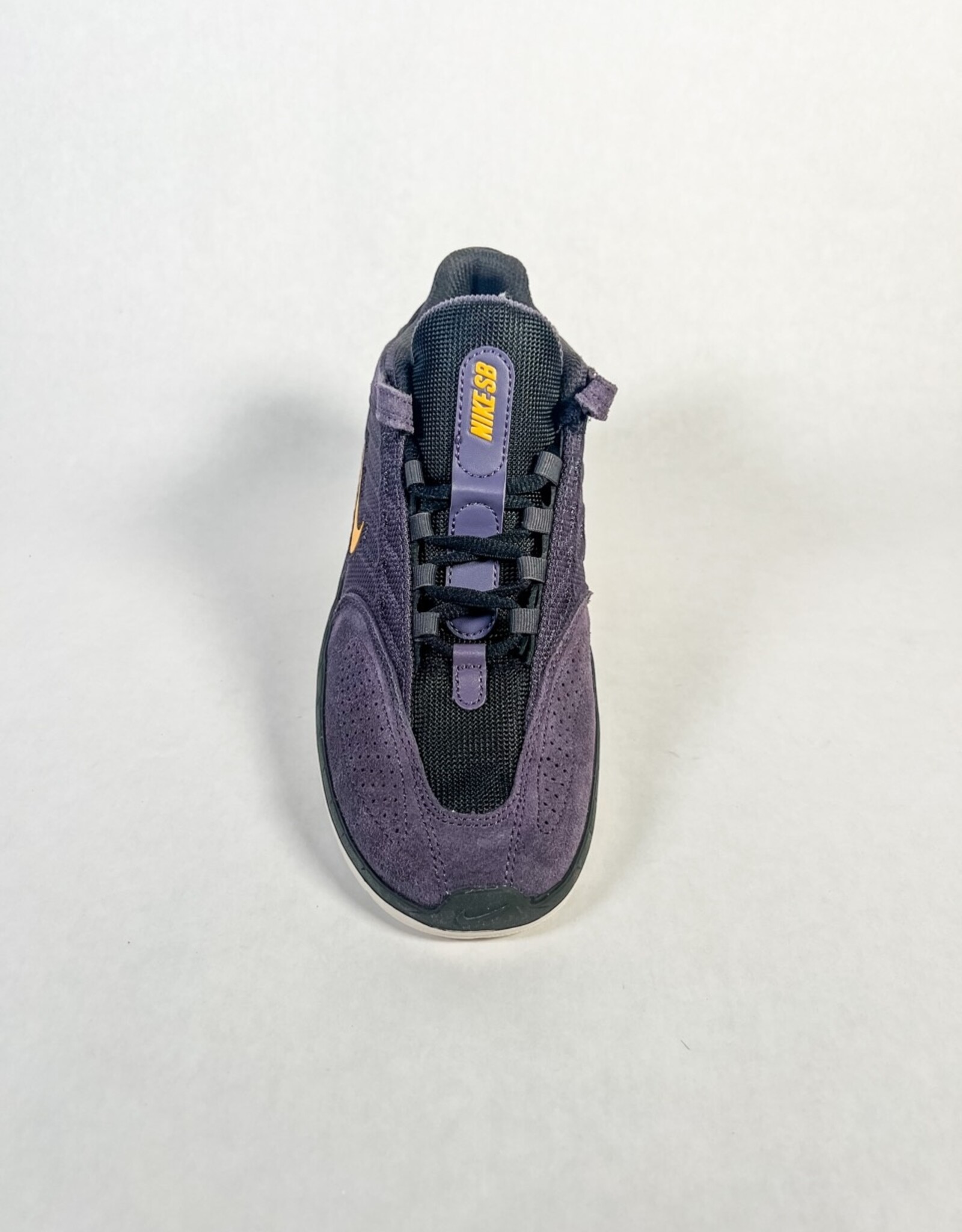 NIKE SB VERTEBRAE - DARK RAISIN/UNIVERSITY GOLD