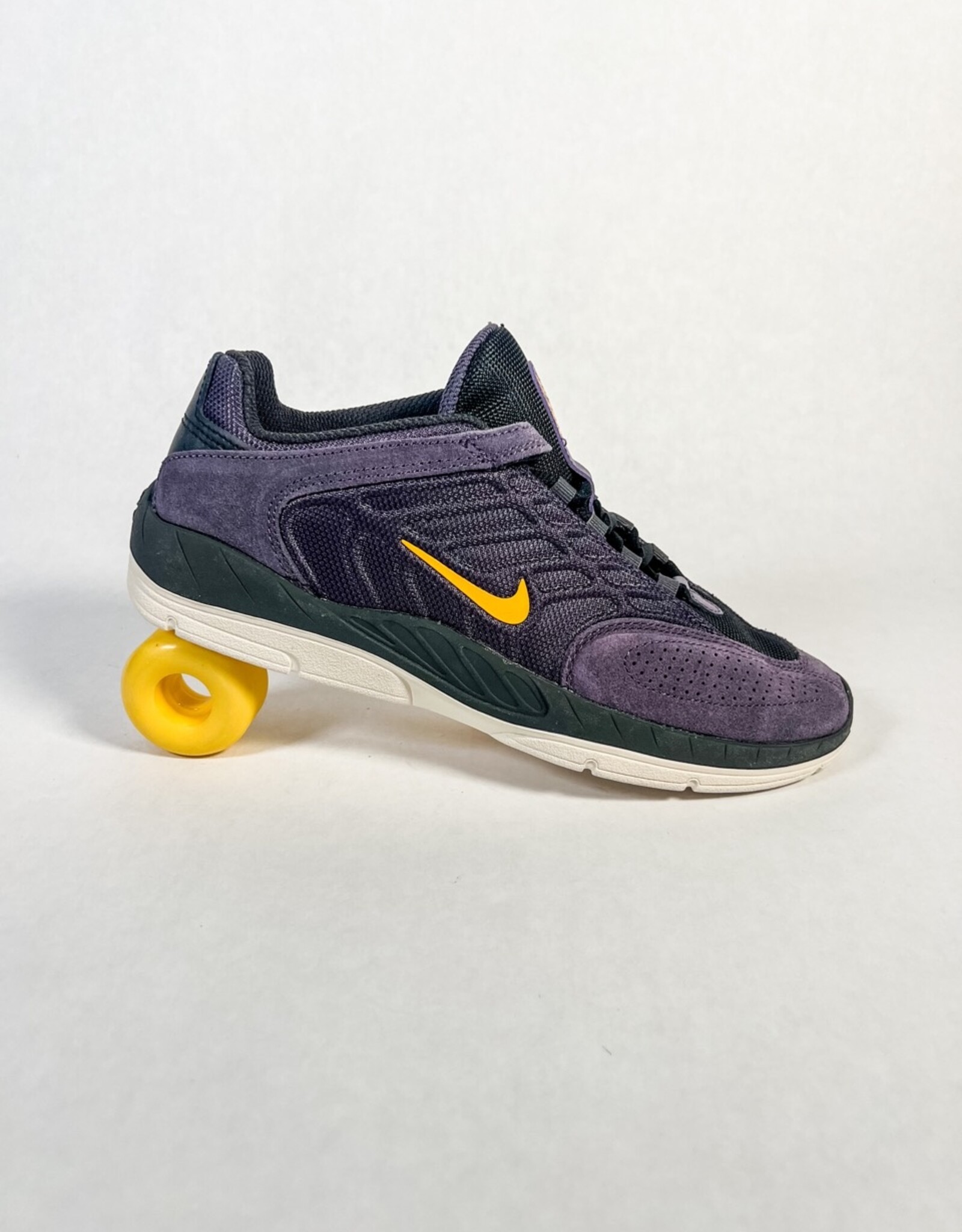NIKE SB VERTEBRAE - DARK RAISIN/UNIVERSITY GOLD