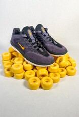 NIKE SB VERTEBRAE - DARK RAISIN/UNIVERSITY GOLD