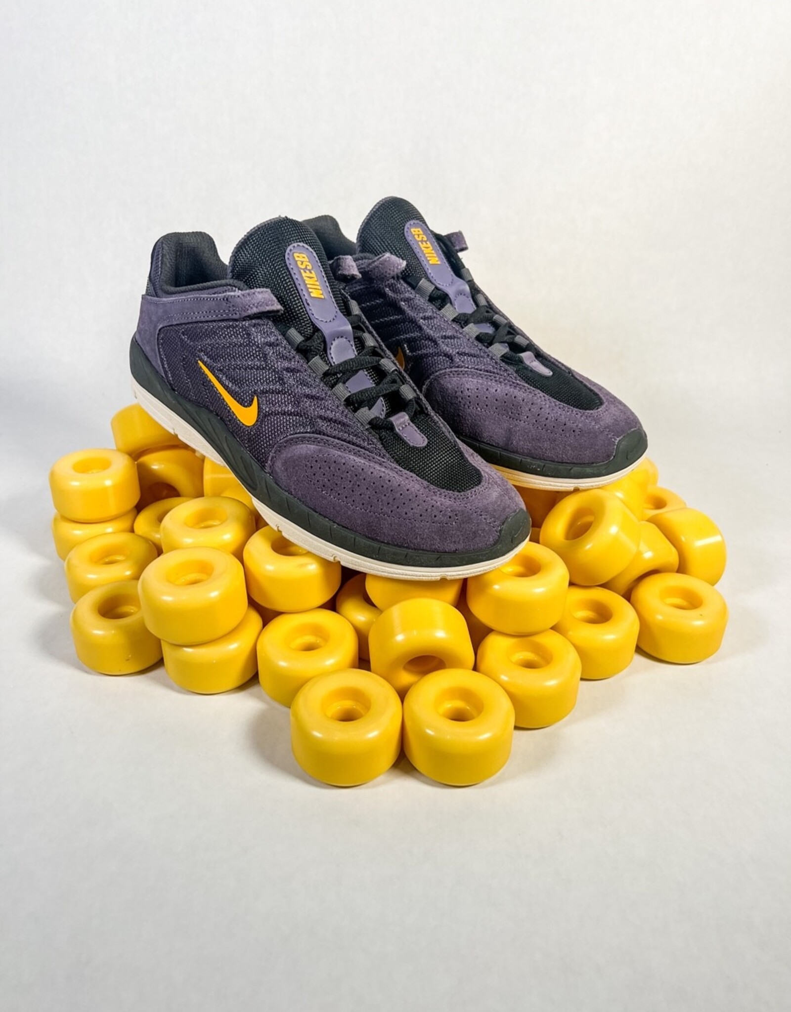 NIKE SB VERTEBRAE - DARK RAISIN/UNIVERSITY GOLD