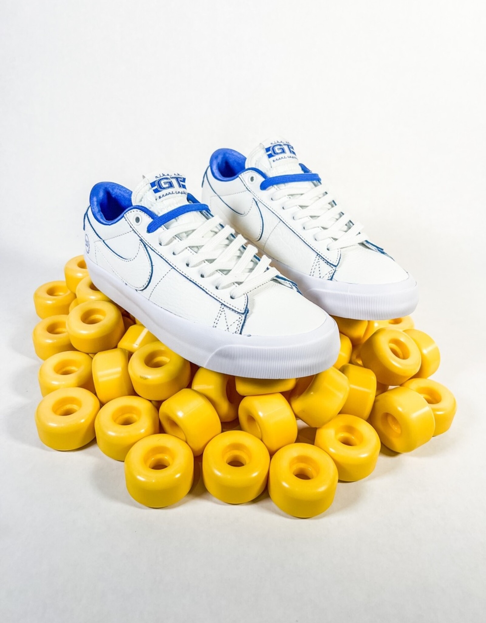 NIKE NIKE SB BLAZER LOW PRO GT 20 YEAR PRM - SUMMIT WHITE/GAME ROYAL