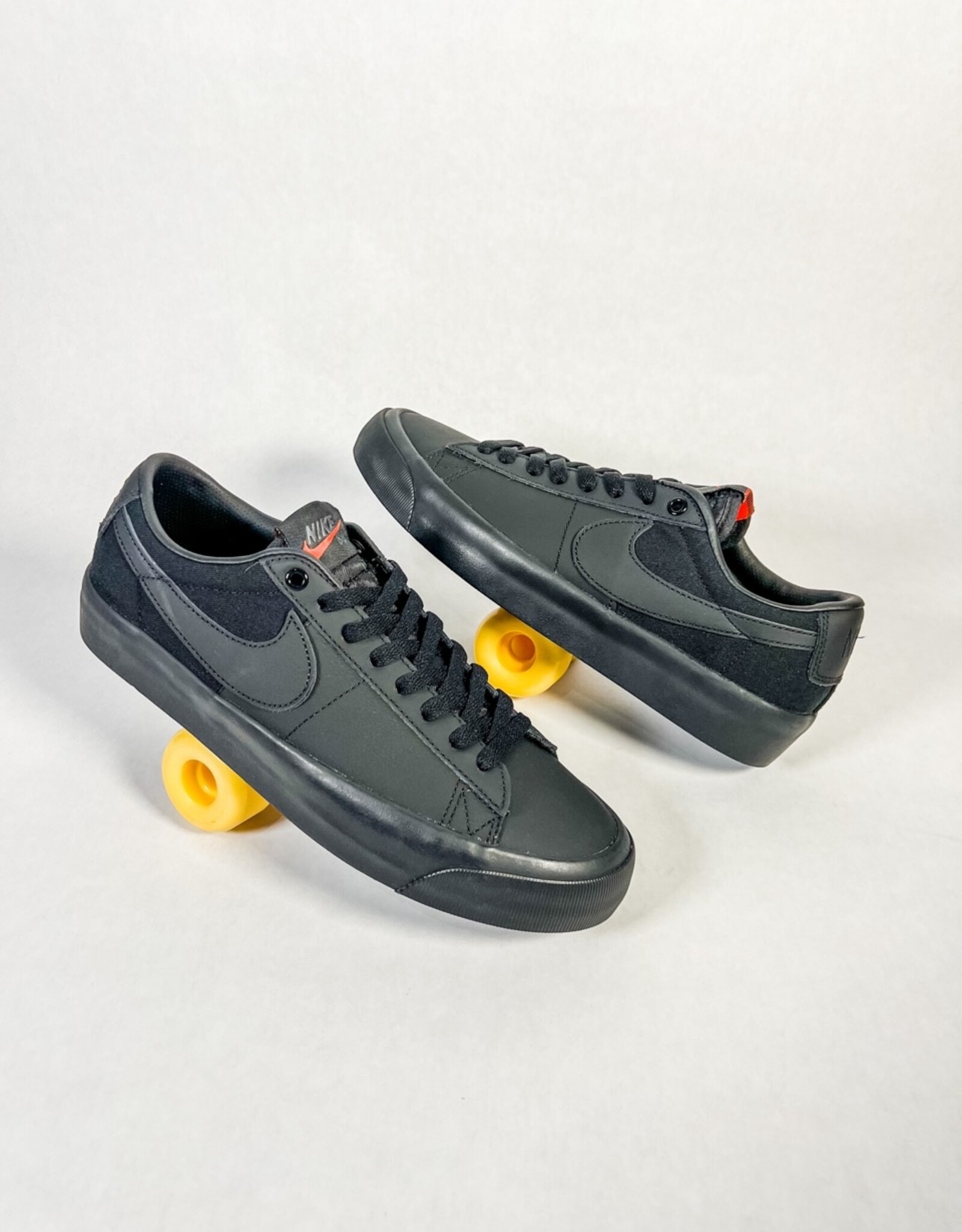 NIKE SB ZOOM BLAZER LOW PRO GT ISO - BLACK/BLACK-BLACK