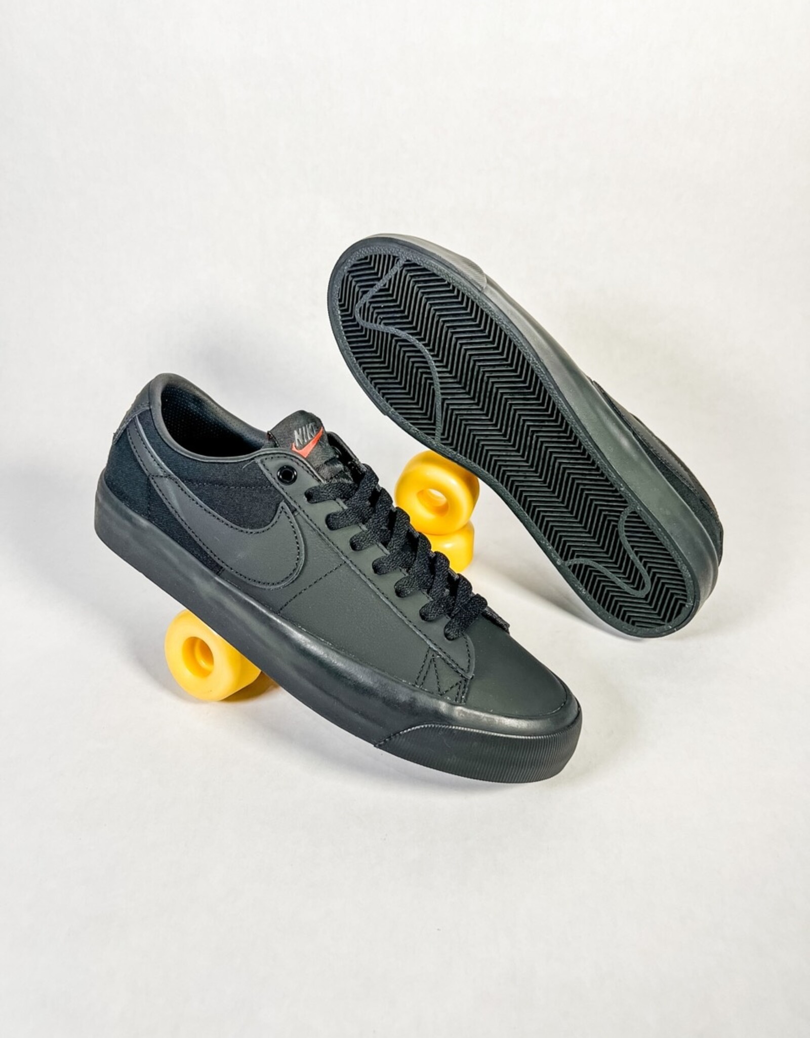 NIKE NIKE SB ZOOM BLAZER LOW PRO GT ISO - BLACK/BLACK-BLACK
