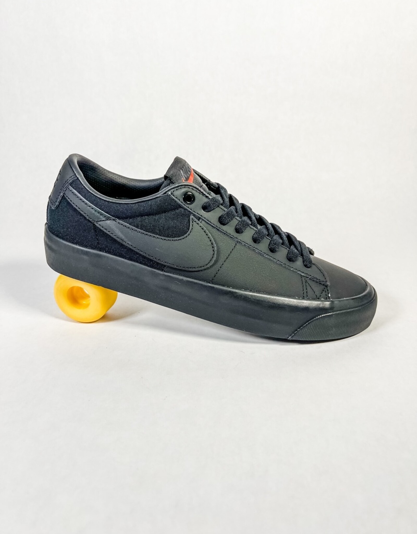 NIKE NIKE SB ZOOM BLAZER LOW PRO GT ISO - BLACK/BLACK-BLACK