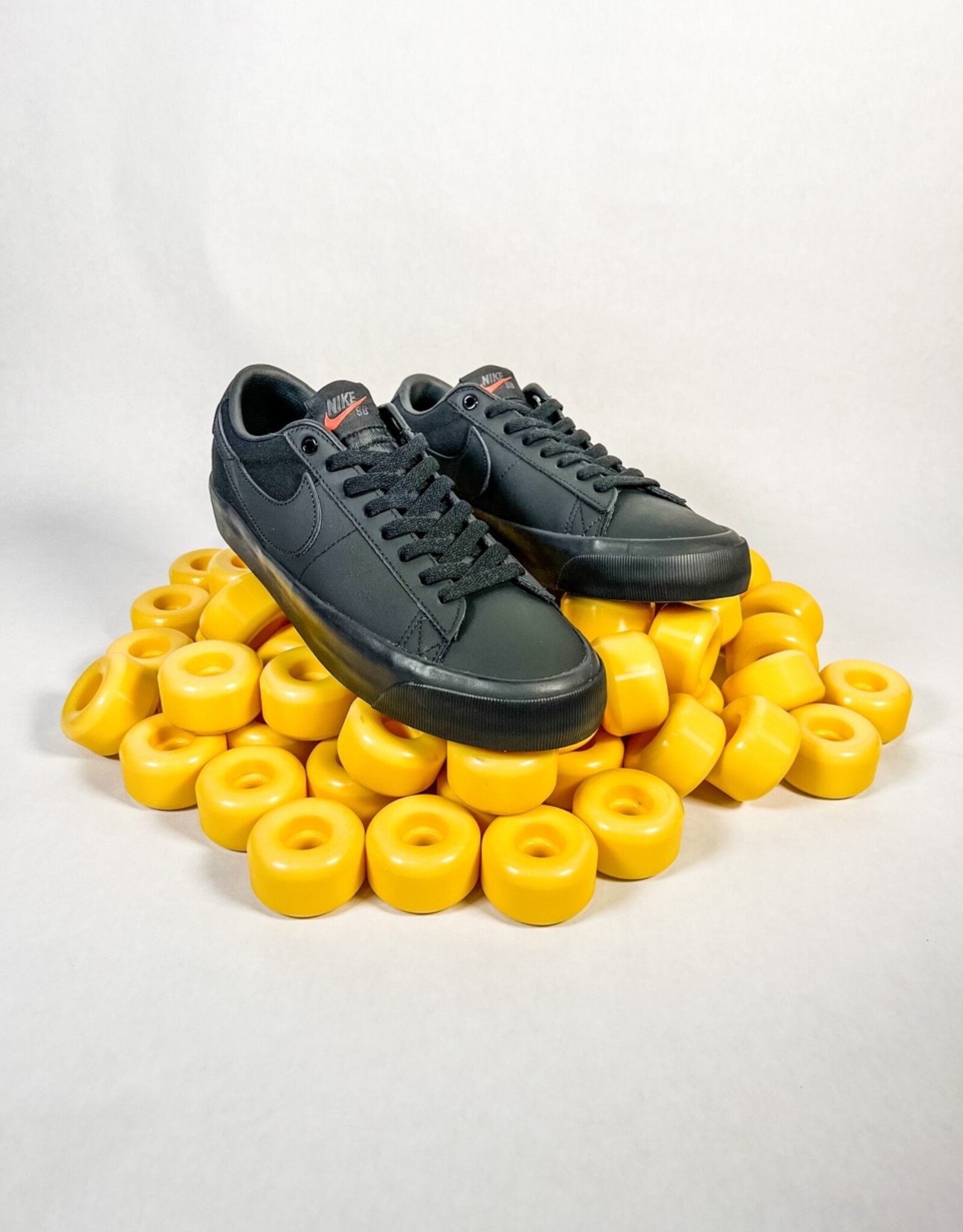 NIKE SB ZOOM BLAZER LOW PRO GT ISO - BLACK/BLACK-BLACK NIKE SB ZOOM BLAZER LOW PRO GT ISO - BLACK/BLACK-BLACK